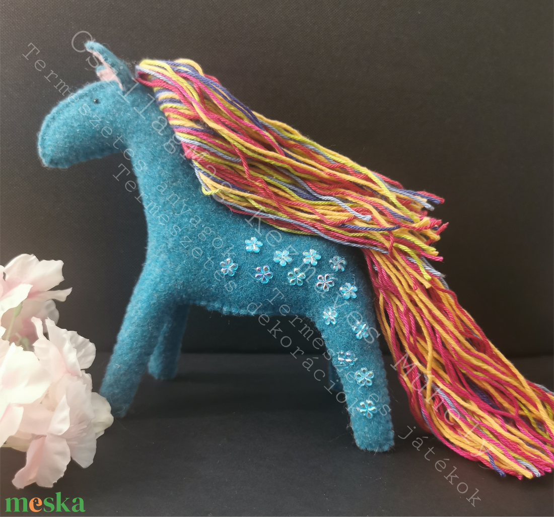TÜRKIZKÉK CSILLAGMAG-LOVACSKA CSILLOGÓ STRASSZ VIRAGOKKAL TERMÉSZETES ANYAGOKBÓL GYAPJÚFILC GYAPJÚ WALDORF EGYEDI JÁTÉK  - játék & sport - plüssállat & játékfigura - ló - Meska.hu