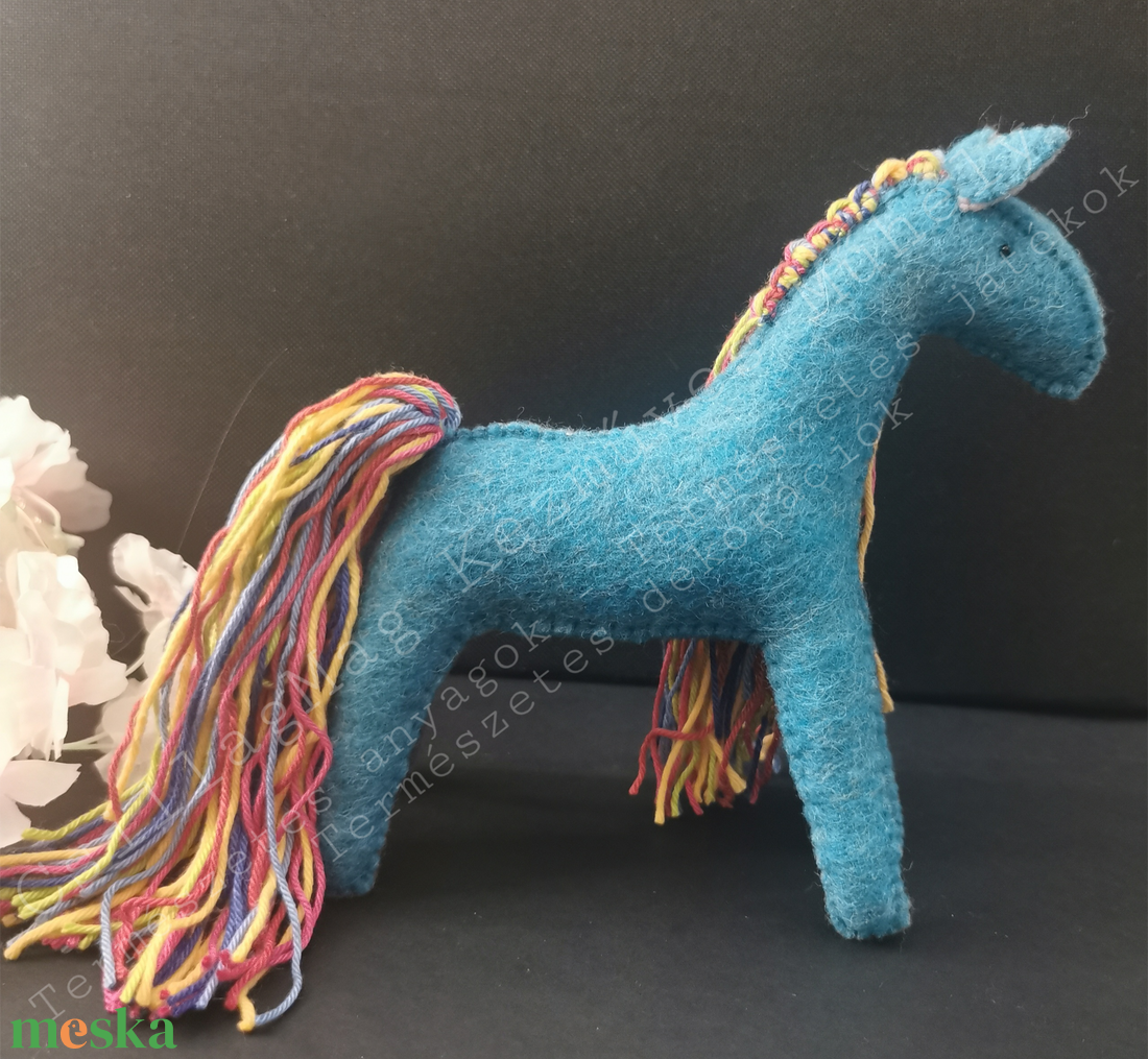TÜRKIZKÉK CSILLAGMAG-LOVACSKA CSILLOGÓ STRASSZ VIRAGOKKAL TERMÉSZETES ANYAGOKBÓL GYAPJÚFILC GYAPJÚ WALDORF EGYEDI JÁTÉK  - játék & sport - plüssállat & játékfigura - ló - Meska.hu