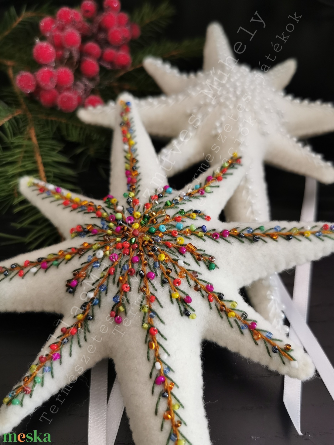 CSILLAGMAG-CSÚCSDÍSZEK BÉKEBELI  DÍSZEK FEHÉR TERMÉSZETES ANYAG GYAPJÚFILC GYAPJÚ HÍMZÉSSEL GYÖNGYÖKKEL SZATÉNSZALAGGAL  - karácsony - karácsonyi lakásdekoráció - karácsonyfadíszek - Meska.hu