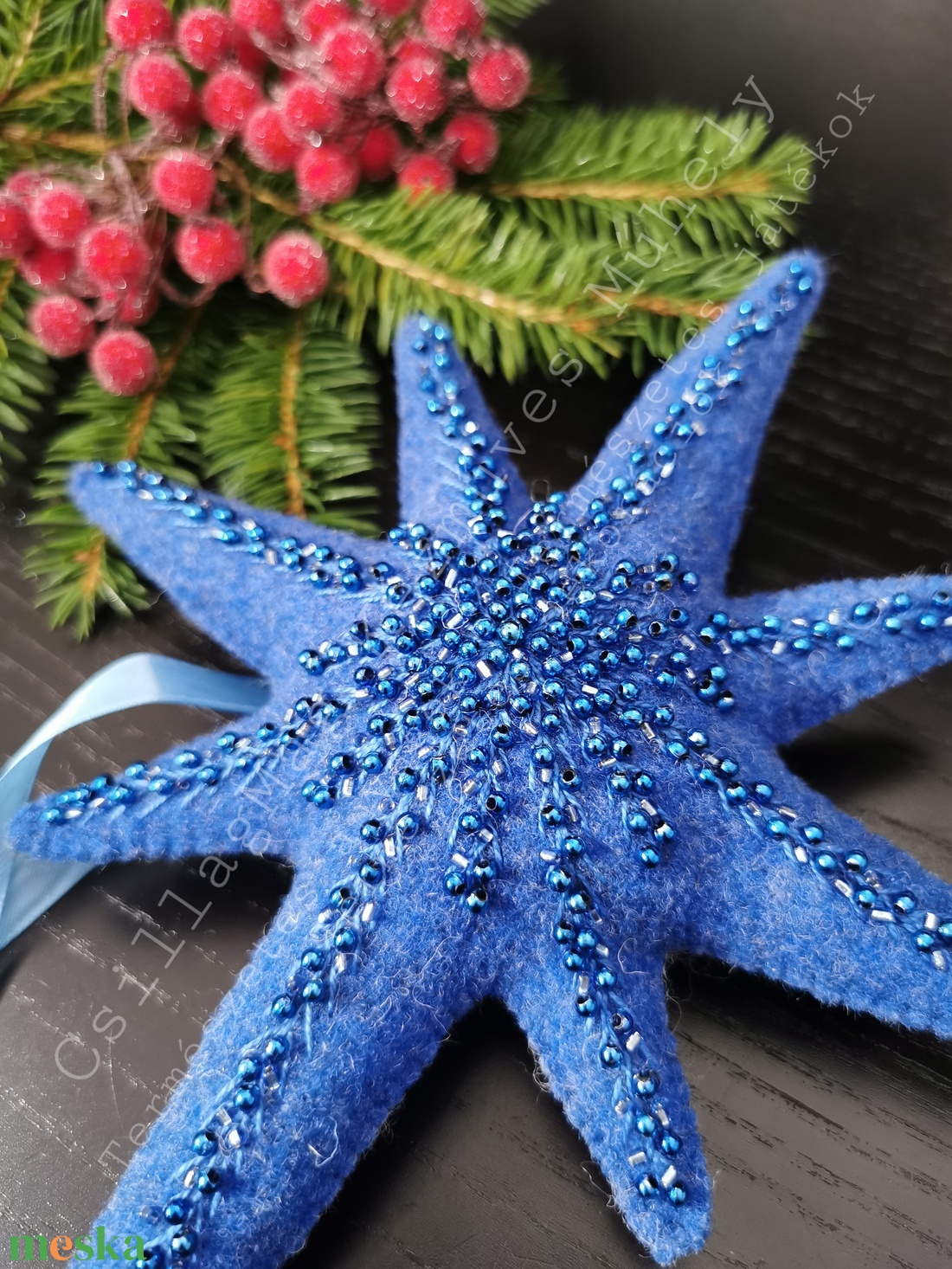 CSILLAGMAG-CSÚCSDÍSZ A KARÁCSONYFA ÉKE ÉGKÉK TERMÉSZETES ANYAG GYAPJÚFILC GYAPJÚ HÍMZÉSSEL GYÖNGYÖKKEL SZATÉNSZALAGGAL  - karácsony - karácsonyi lakásdekoráció - karácsonyfadíszek - Meska.hu
