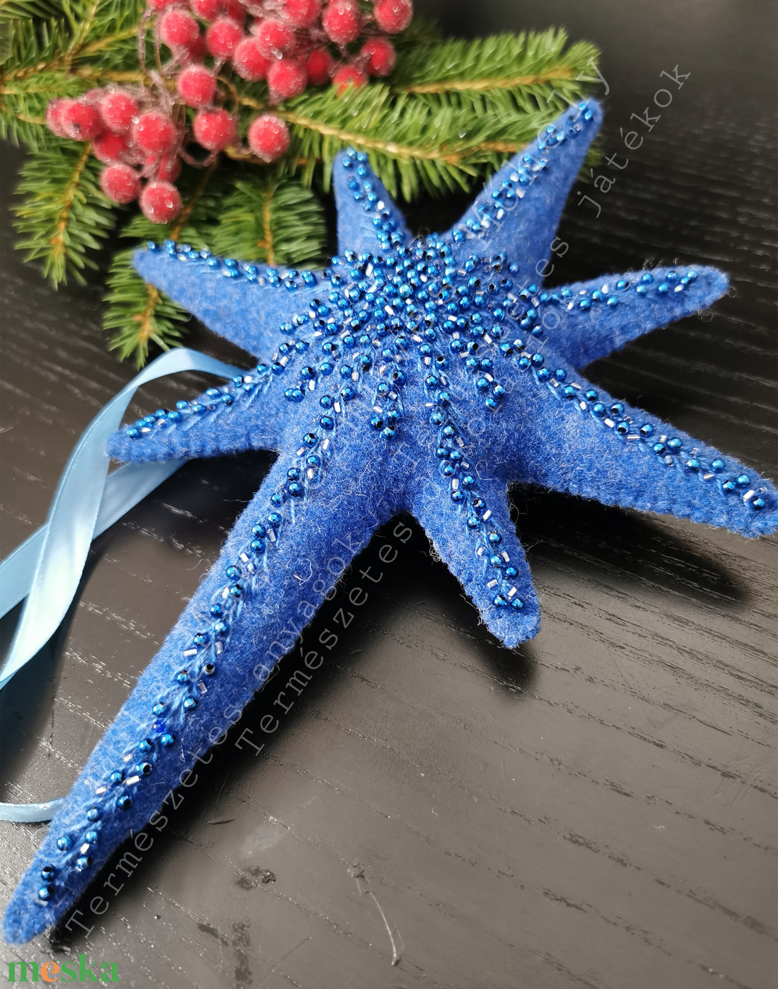 CSILLAGMAG-CSÚCSDÍSZ A KARÁCSONYFA ÉKE ÉGKÉK TERMÉSZETES ANYAG GYAPJÚFILC GYAPJÚ HÍMZÉSSEL GYÖNGYÖKKEL SZATÉNSZALAGGAL  - karácsony - karácsonyi lakásdekoráció - karácsonyfadíszek - Meska.hu