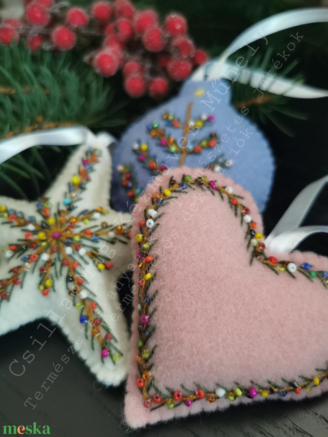 PASZTELL SZÍNŰ HÍMZETT KARÁCSONYI DEKORÁCIÓ 3 DB/SZETT SZÍNES GYÖNGYÖKKEL SZATÉNSZALAG AKASZTÓVAL TERMÉSZETES ANYAGOKBÓL - karácsony - karácsonyi lakásdekoráció - karácsonyfadíszek - Meska.hu