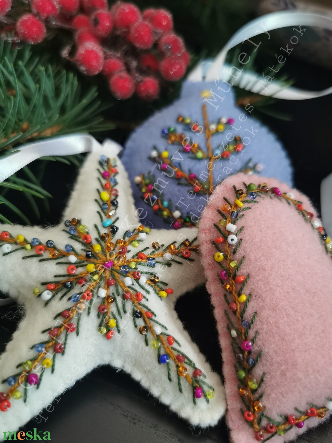 PASZTELL SZÍNŰ HÍMZETT KARÁCSONYI DEKORÁCIÓ 3 DB/SZETT SZÍNES GYÖNGYÖKKEL SZATÉNSZALAG AKASZTÓVAL TERMÉSZETES ANYAGOKBÓL - karácsony - karácsonyi lakásdekoráció - karácsonyfadíszek - Meska.hu