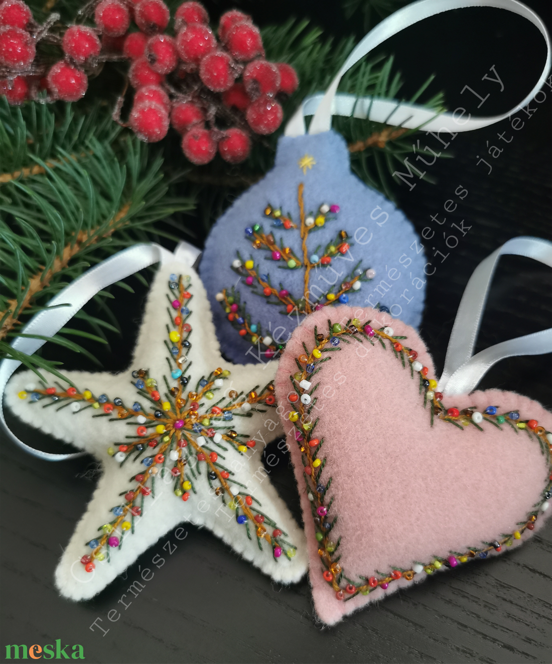 PASZTELL SZÍNŰ HÍMZETT KARÁCSONYI DEKORÁCIÓ 3 DB/SZETT SZÍNES GYÖNGYÖKKEL SZATÉNSZALAG AKASZTÓVAL TERMÉSZETES ANYAGOKBÓL - karácsony - karácsonyi lakásdekoráció - karácsonyfadíszek - Meska.hu
