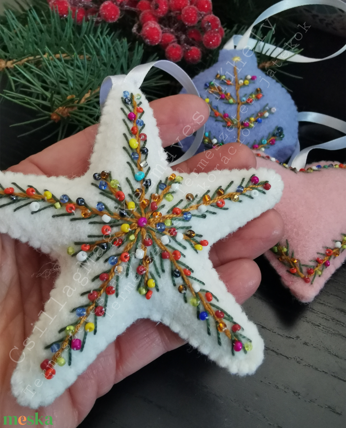 PASZTELL SZÍNŰ HÍMZETT KARÁCSONYI DEKORÁCIÓ 3 DB/SZETT SZÍNES GYÖNGYÖKKEL SZATÉNSZALAG AKASZTÓVAL TERMÉSZETES ANYAGOKBÓL - karácsony - karácsonyi lakásdekoráció - karácsonyfadíszek - Meska.hu