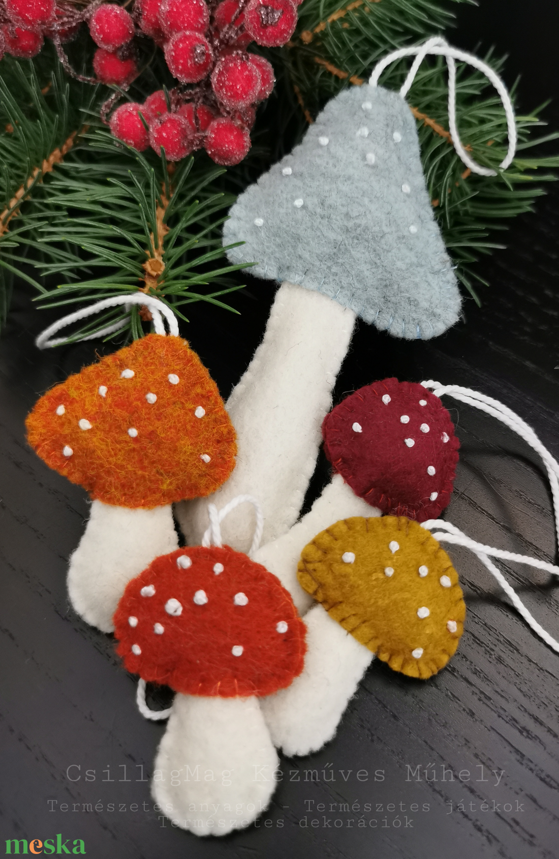 GOMBÁK 5 DB/SZETT SZÍNES HÍMZETT KALAPBAN TERMÉSZETES ANYAGOKBÓL GYAPJÚFILC,GYAPJÚ) ŐSZI/KARÁCSONYI DEKORÁCIÓ NEMEZGOMBA - otthon & életmód - dekoráció - fali és függő dekoráció - függődísz - Meska.hu