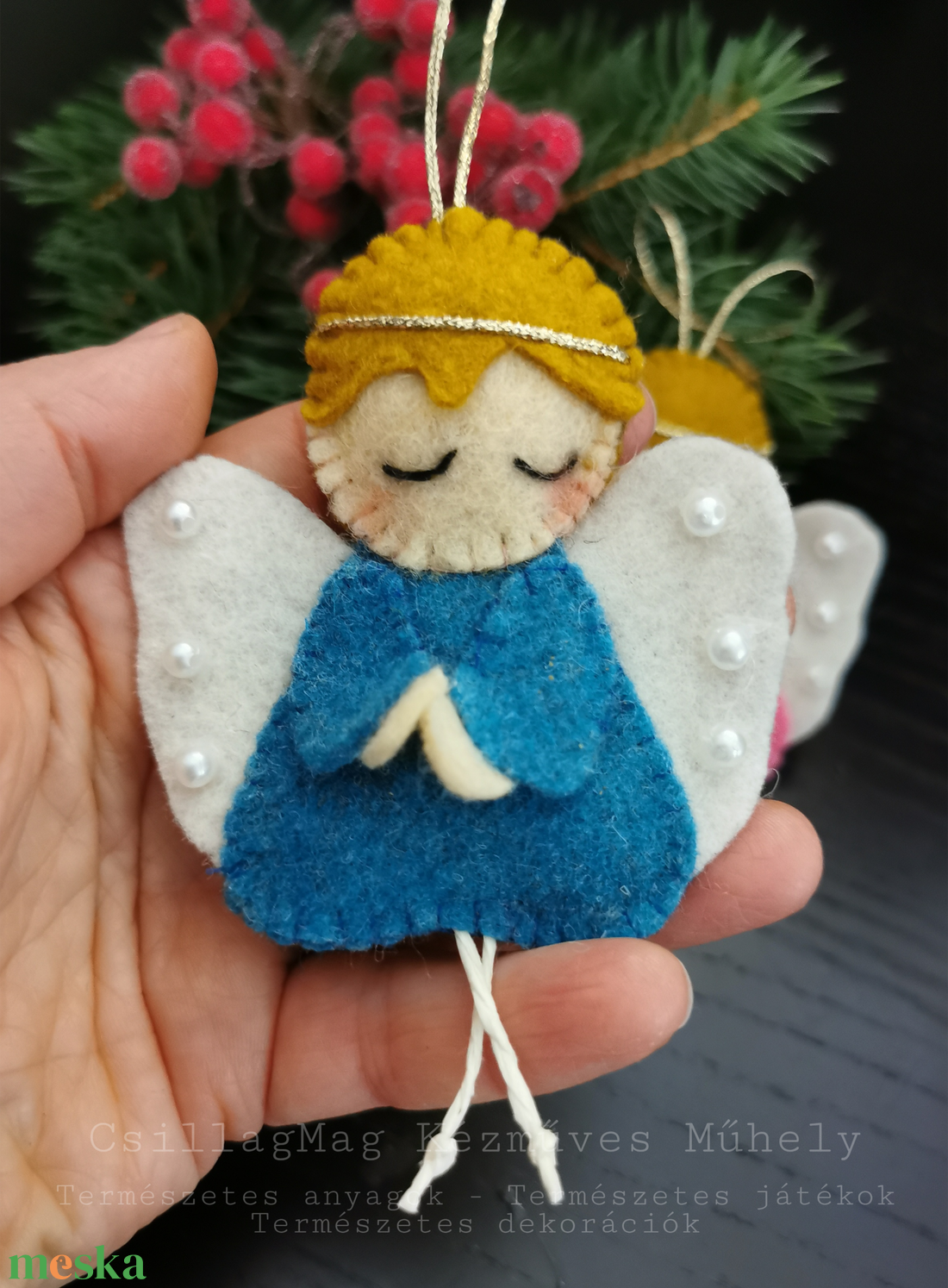 KÉK RUHÁS GYAPJÚFILC ANGYALKA/KARÁCSONYI DEKORÁCIÓ természetes anyagokból(gyapjúfilc,gyapjú),fehér gyönggyel,aranyzsinór - karácsony - karácsonyi lakásdekoráció - karácsonyfadíszek - Meska.hu