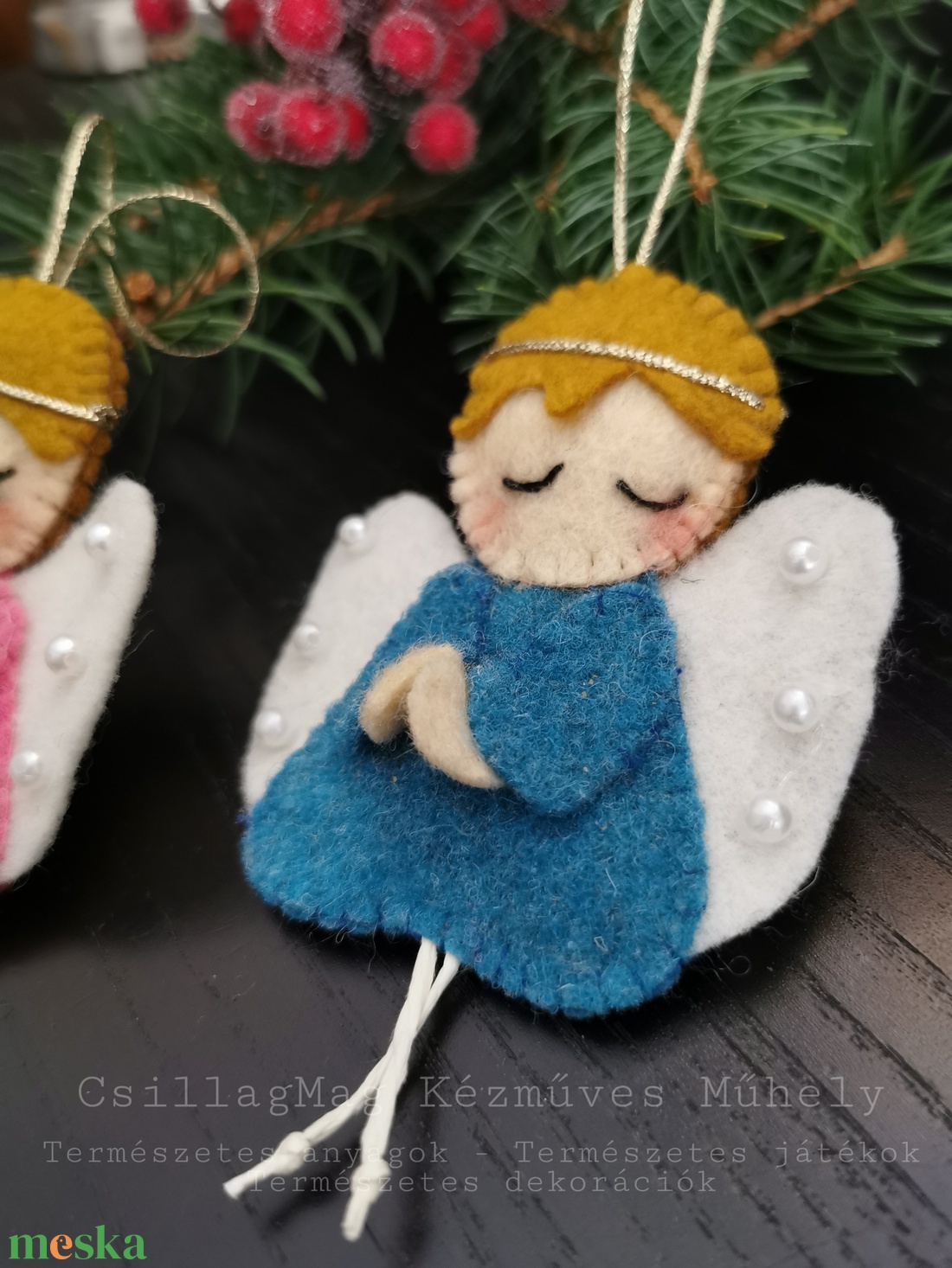 KÉK RUHÁS GYAPJÚFILC ANGYALKA/KARÁCSONYI DEKORÁCIÓ természetes anyagokból(gyapjúfilc,gyapjú),fehér gyönggyel,aranyzsinór - karácsony - karácsonyi lakásdekoráció - karácsonyfadíszek - Meska.hu