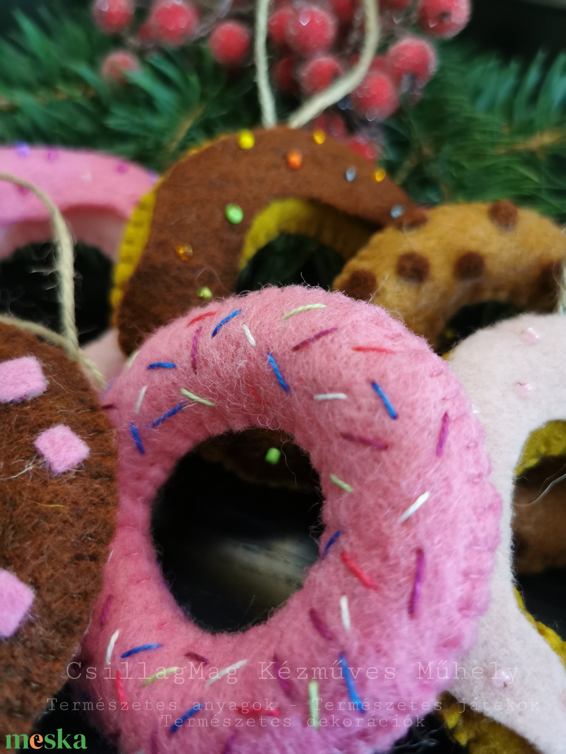 SZÍNES FÁNKOK 6 DB/SZETT BABAKONYHÁBA JÁTÉK SÜTIK DEKORÁCIÓ KARÁCSONYFADÍSZ FENNTARTHATÓ TERMÉSZETES NEMEZJÁTÉK WALDORF  - otthon & életmód - dekoráció - fali és függő dekoráció - csempe - Meska.hu