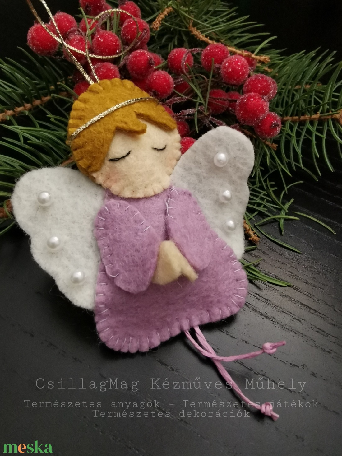 LILARUHÁS GYAPJÚFILC ANGYALKA/KARÁCSONYI DEKORÁCIÓ természetes anyagokból(gyapjúfilc,gyapjú),fehér gyönggyel,aranyzsinór - karácsony - karácsonyi lakásdekoráció - karácsonyfadíszek - Meska.hu