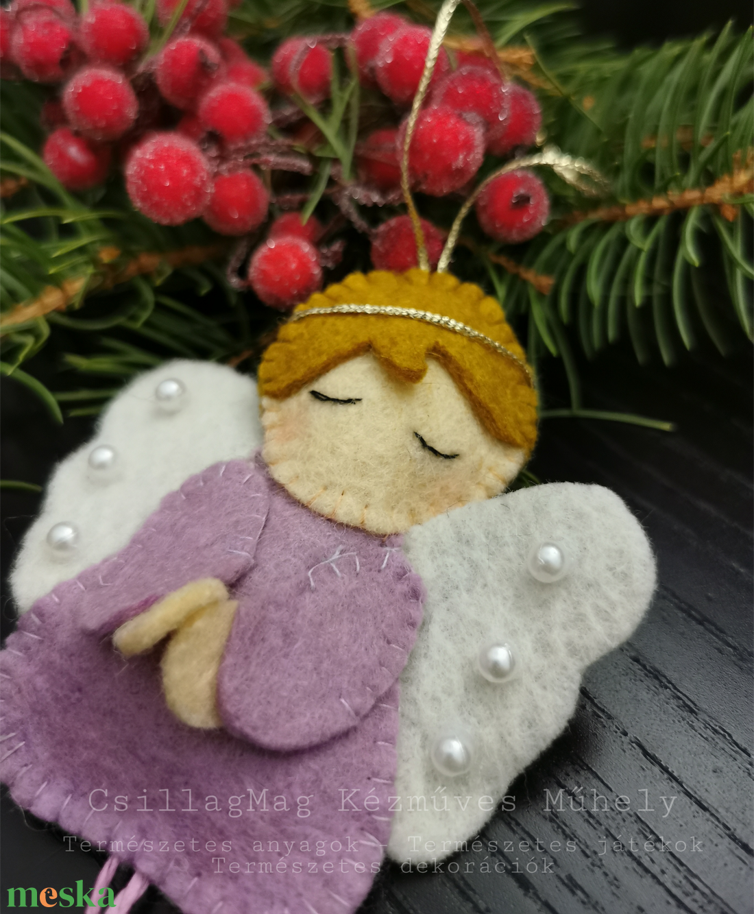 LILARUHÁS GYAPJÚFILC ANGYALKA/KARÁCSONYI DEKORÁCIÓ természetes anyagokból(gyapjúfilc,gyapjú),fehér gyönggyel,aranyzsinór - karácsony - karácsonyi lakásdekoráció - karácsonyfadíszek - Meska.hu