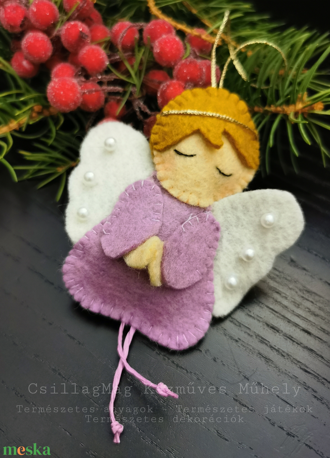 LILARUHÁS GYAPJÚFILC ANGYALKA/KARÁCSONYI DEKORÁCIÓ természetes anyagokból(gyapjúfilc,gyapjú),fehér gyönggyel,aranyzsinór - karácsony - karácsonyi lakásdekoráció - karácsonyfadíszek - Meska.hu