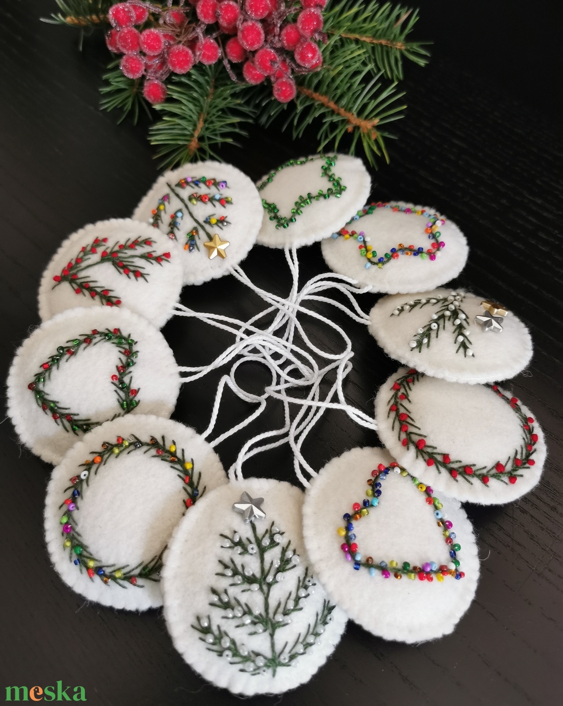 HÍMZETT KARÁCSONYFADÍSZEK 10 DB/SZETT EGYEDI DÍSZÍTÉS GYÖNGYÖKKEL TERMÉSZETES ANYAG GYAPJÚFILC GYAPJÚ AJÁNDÉK DEKORÁCIÓ  - karácsony - karácsonyi lakásdekoráció - karácsonyfadíszek - Meska.hu