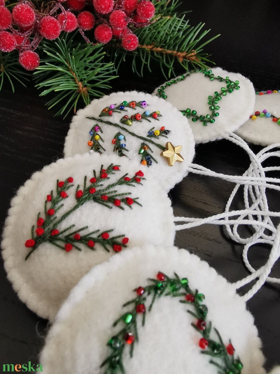 HÍMZETT KARÁCSONYFADÍSZEK 10 DB/SZETT EGYEDI DÍSZÍTÉS GYÖNGYÖKKEL TERMÉSZETES ANYAG GYAPJÚFILC GYAPJÚ AJÁNDÉK DEKORÁCIÓ  - karácsony - karácsonyi lakásdekoráció - karácsonyfadíszek - Meska.hu