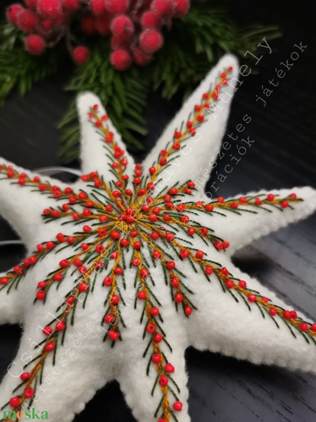 CSILLAGMAG-CSÚCSDÍSZ A KARÁCSONYFA ÉKE TERMÉSZETES ANYAG GYAPJÚFILC GYAPJÚ HÍMZÉSSEL PIROS GYÖNGYÖKKEL SZATÉNSZALAGGAL  - karácsony - karácsonyi lakásdekoráció - karácsonyfadíszek - Meska.hu