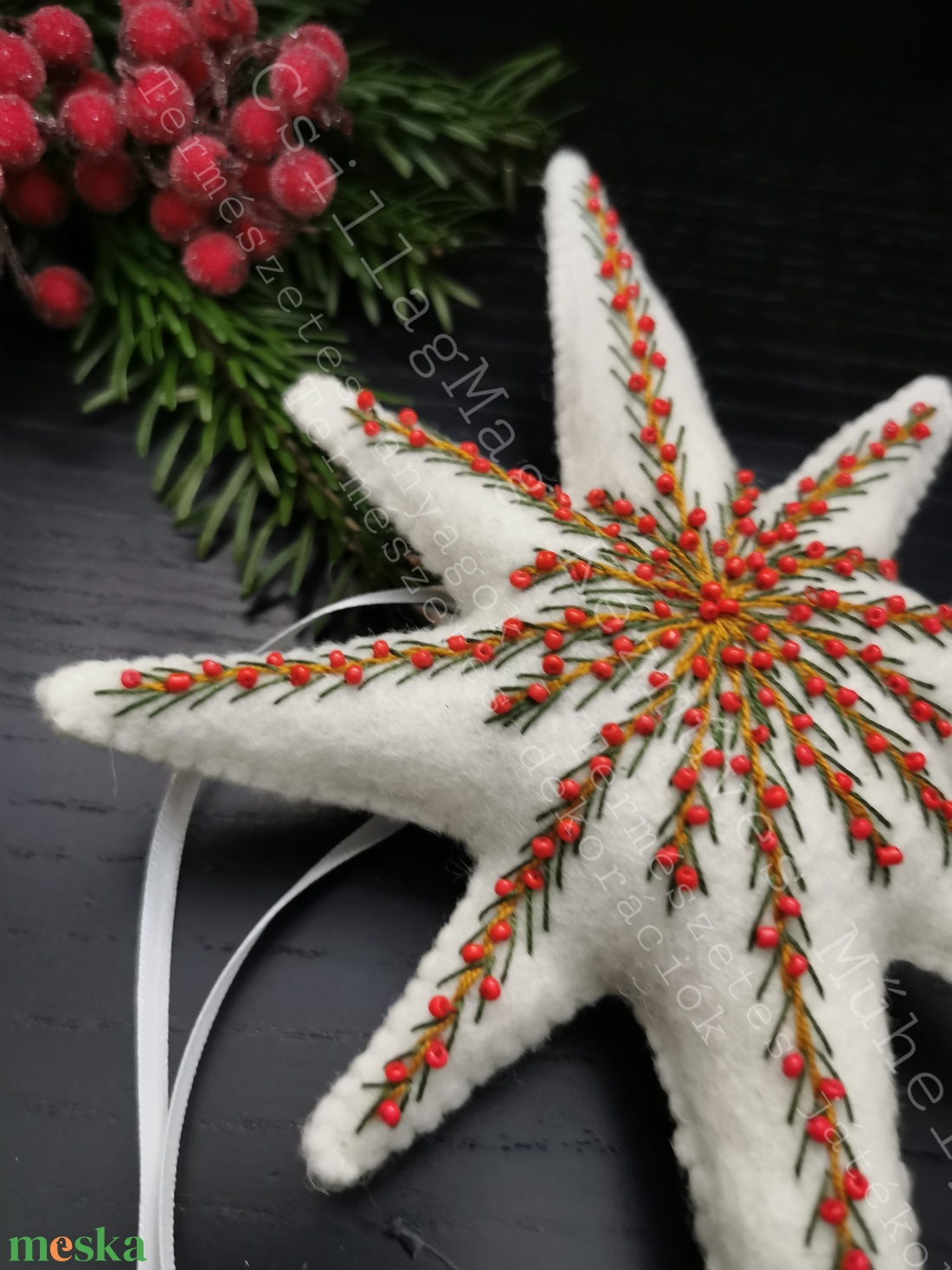 CSILLAGMAG-CSÚCSDÍSZ A KARÁCSONYFA ÉKE TERMÉSZETES ANYAG GYAPJÚFILC GYAPJÚ HÍMZÉSSEL PIROS GYÖNGYÖKKEL SZATÉNSZALAGGAL  - karácsony - karácsonyi lakásdekoráció - karácsonyfadíszek - Meska.hu