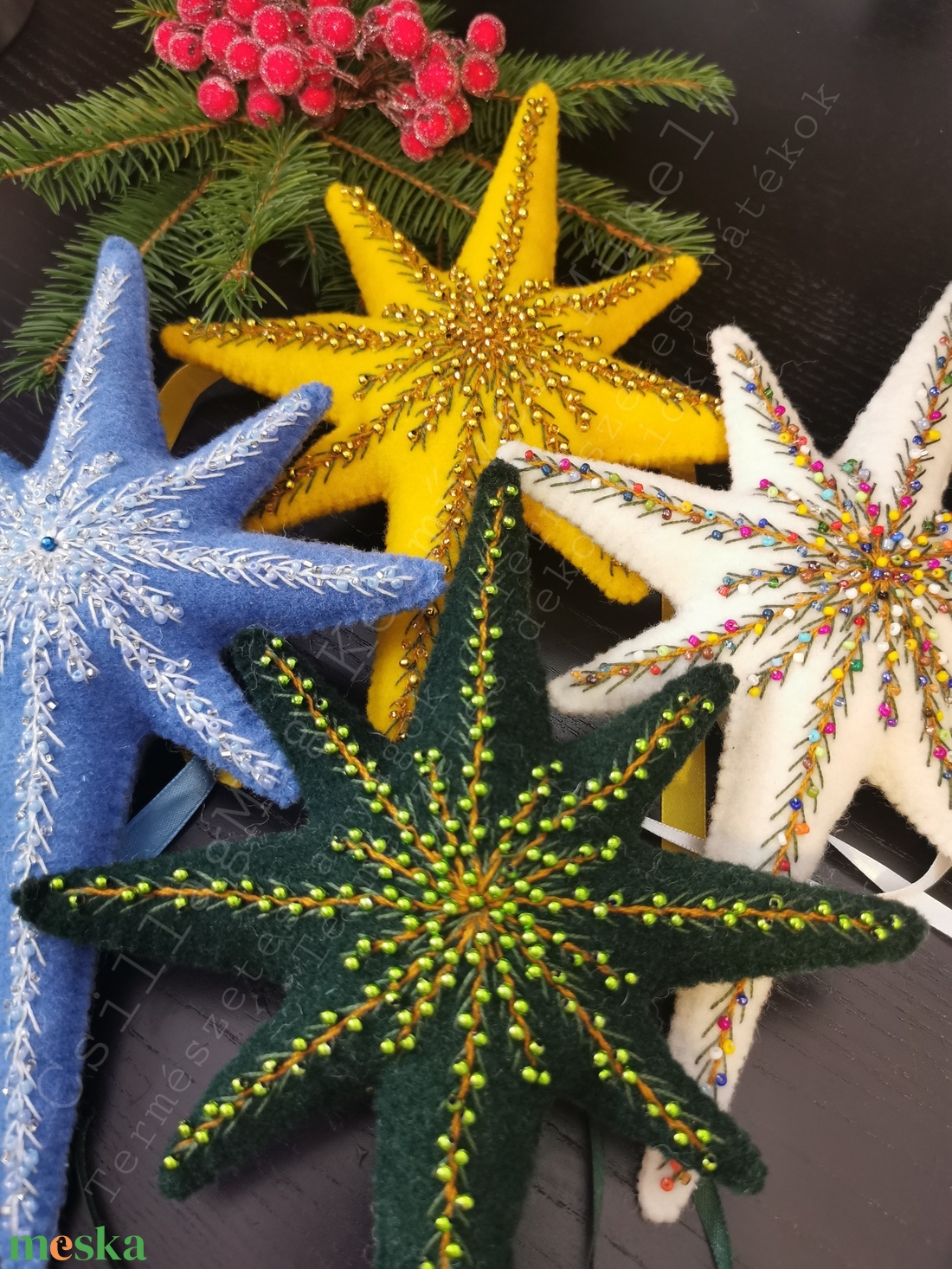 CSILLAGMAG-CSÚCSDÍSZ A KARÁCSONYFA ÉKE TERMÉSZETES ANYAG GYAPJÚFILC GYAPJÚ HÍMZÉSSEL PIROS GYÖNGYÖKKEL SZATÉNSZALAGGAL  - karácsony - karácsonyi lakásdekoráció - karácsonyfadíszek - Meska.hu