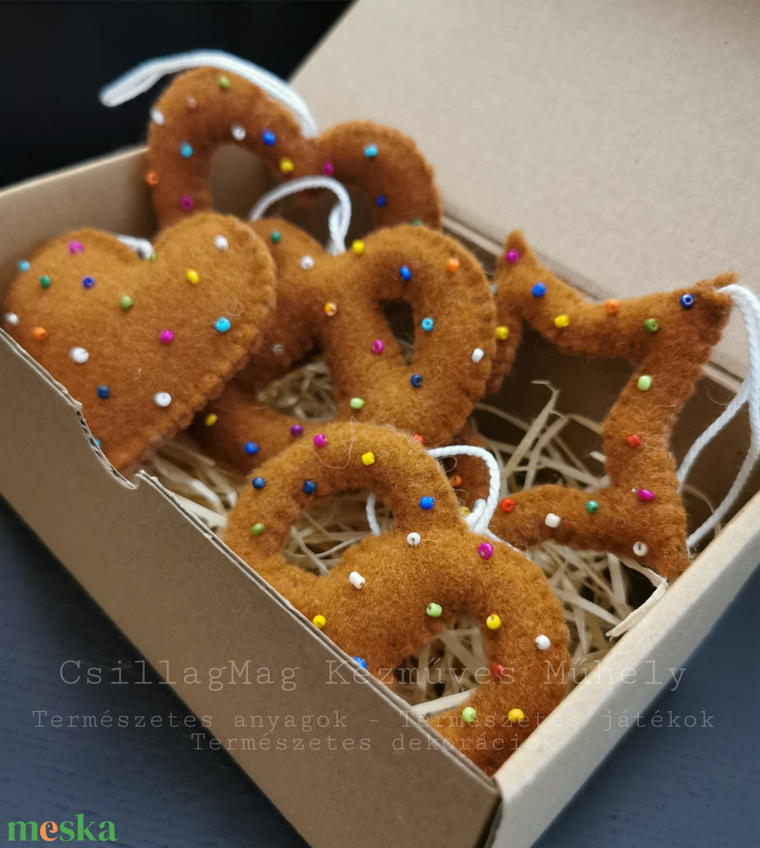 MÉZESKALÁCS SÜTIBOX 5 DB/SZETT TERMÉSZETES ANYAGOK GYAPJÚFILC GYAPJÚ KENDER ZSINEG KARÁCSONYI DEKORÁCIÓ KARÁCSONYFADÍSZ - karácsony - karácsonyi lakásdekoráció - karácsonyfadíszek - Meska.hu
