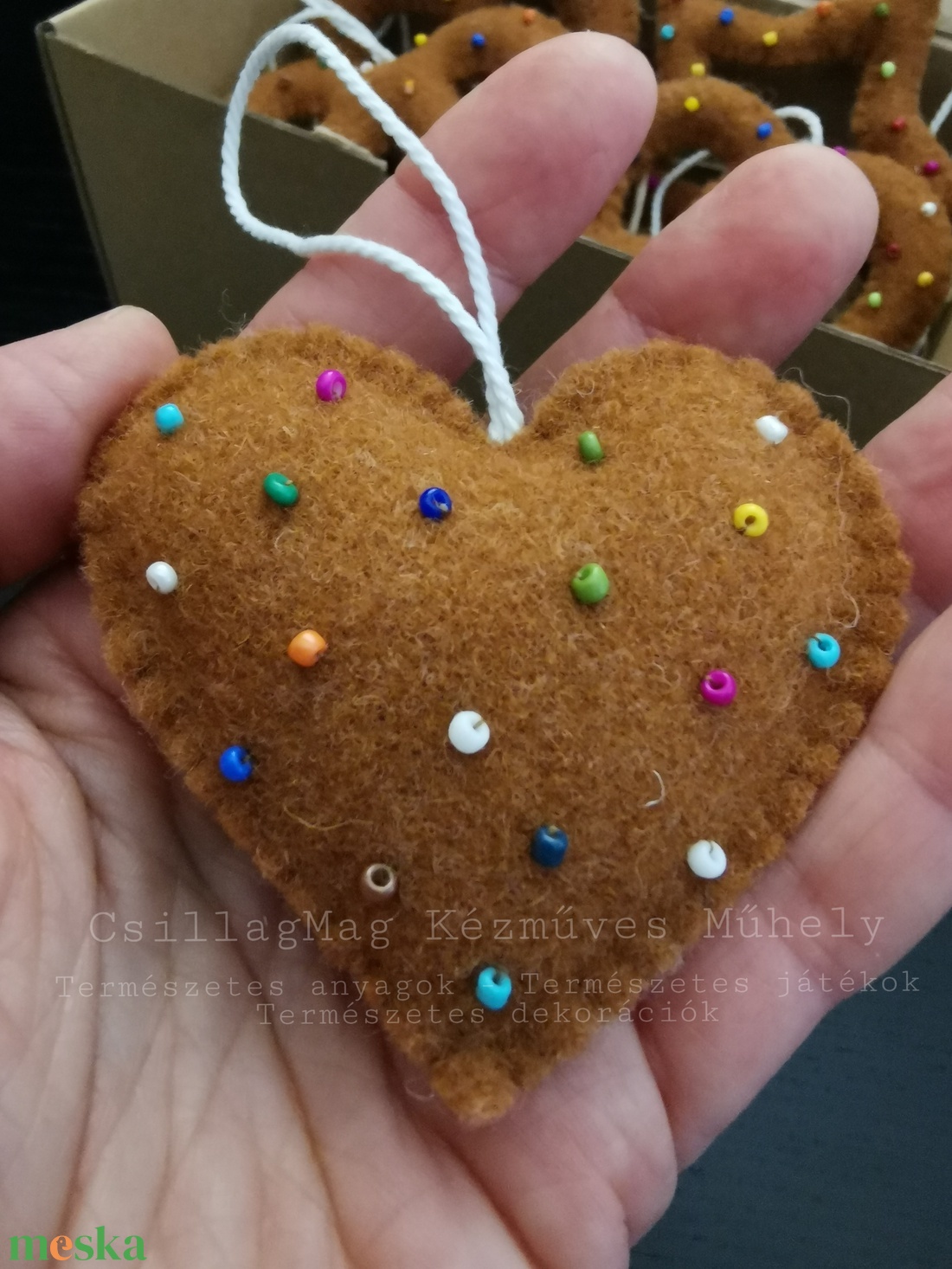 MÉZESKALÁCS SÜTIBOX 5 DB/SZETT TERMÉSZETES ANYAGOK GYAPJÚFILC GYAPJÚ KENDER ZSINEG KARÁCSONYI DEKORÁCIÓ KARÁCSONYFADÍSZ - karácsony - karácsonyi lakásdekoráció - karácsonyfadíszek - Meska.hu