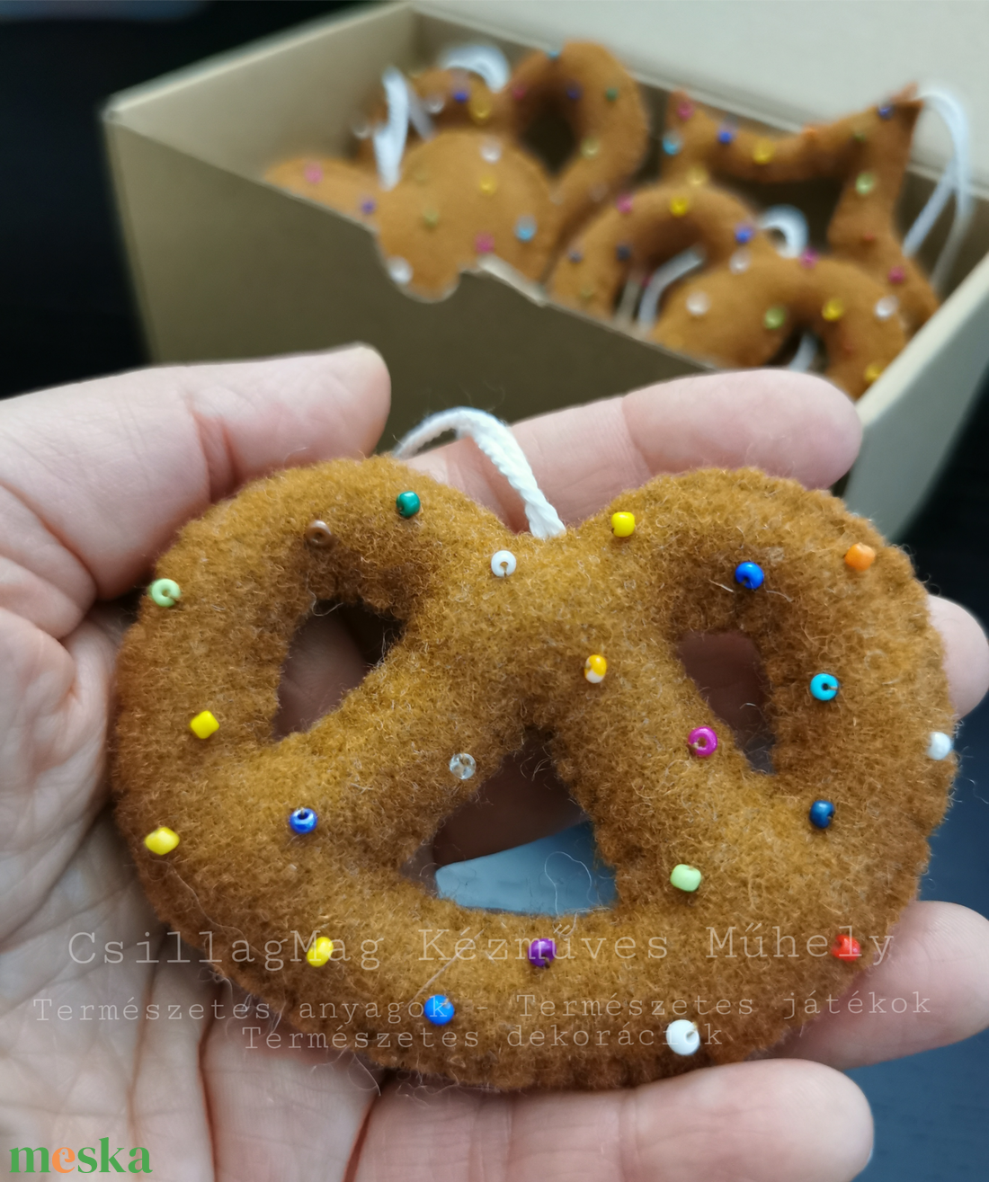 MÉZESKALÁCS SÜTIBOX 5 DB/SZETT TERMÉSZETES ANYAGOK GYAPJÚFILC GYAPJÚ KENDER ZSINEG KARÁCSONYI DEKORÁCIÓ KARÁCSONYFADÍSZ - karácsony - karácsonyi lakásdekoráció - karácsonyfadíszek - Meska.hu
