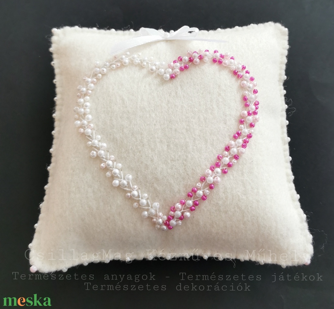 Esküvői Gyűrűpárna Gyöngyökkel Szívvel Egyedi Romantikus Fenntartható Természetes Minőségi Anyagok Gyapjúfilc Gyapjú    - esküvő - kiegészítők - gyűrűtartó & gyűrűpárna - Meska.hu