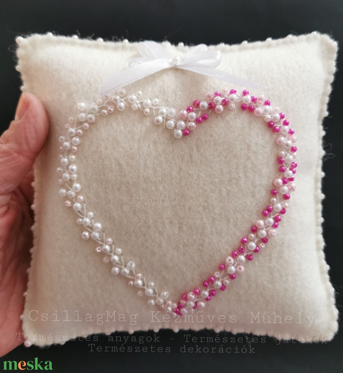 Esküvői Gyűrűpárna Gyöngyökkel Szívvel Egyedi Romantikus Fenntartható Természetes Minőségi Anyagok Gyapjúfilc Gyapjú    - esküvő - kiegészítők - gyűrűtartó & gyűrűpárna - Meska.hu