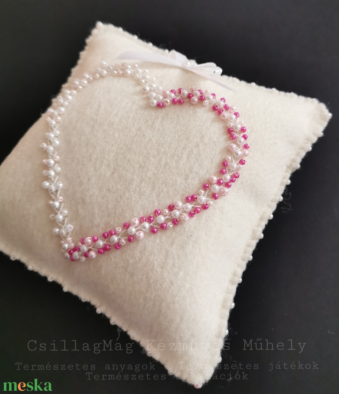 Esküvői Gyűrűpárna Gyöngyökkel Szívvel Egyedi Romantikus Fenntartható Természetes Minőségi Anyagok Gyapjúfilc Gyapjú    - esküvő - kiegészítők - gyűrűtartó & gyűrűpárna - Meska.hu