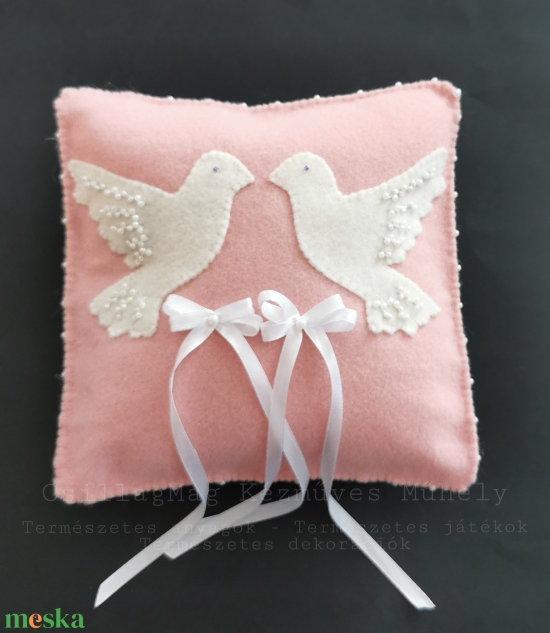 Esküvői Gyűrűpárna Hófehér Gyöngyökkel Díszített Galambokkal Romantikus Természetes Fenntartható Anyagok Gyapjúfilc  - esküvő - kiegészítők - gyűrűtartó & gyűrűpárna - Meska.hu
