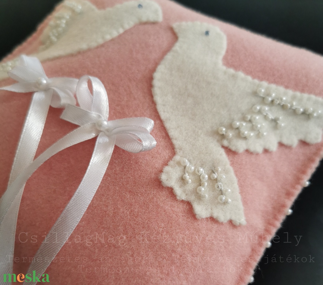 Esküvői Gyűrűpárna Hófehér Gyöngyökkel Díszített Galambokkal Romantikus Természetes Fenntartható Anyagok Gyapjúfilc  - esküvő - kiegészítők - gyűrűtartó & gyűrűpárna - Meska.hu