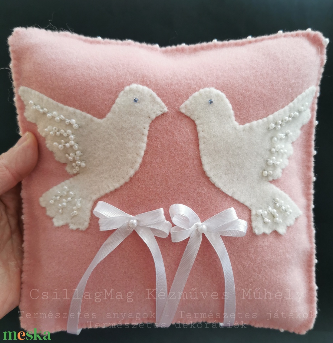 Esküvői Gyűrűpárna Hófehér Gyöngyökkel Díszített Galambokkal Romantikus Természetes Fenntartható Anyagok Gyapjúfilc  - esküvő - kiegészítők - gyűrűtartó & gyűrűpárna - Meska.hu