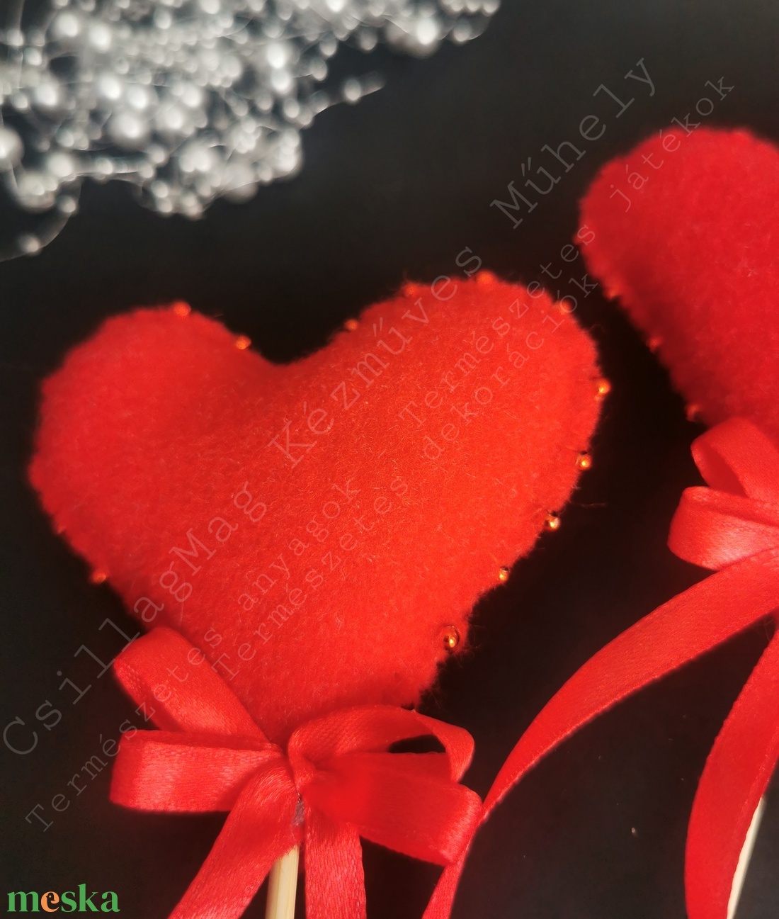 Piros Szív Esküvői Kellék Köszönőajándék Vendégajándék Természetes Anyagok Gyapjúfilc Fa Pálcán Egyedi Dekoráció Ajándék - esküvő - dekoráció - helyszíni dekor - Meska.hu