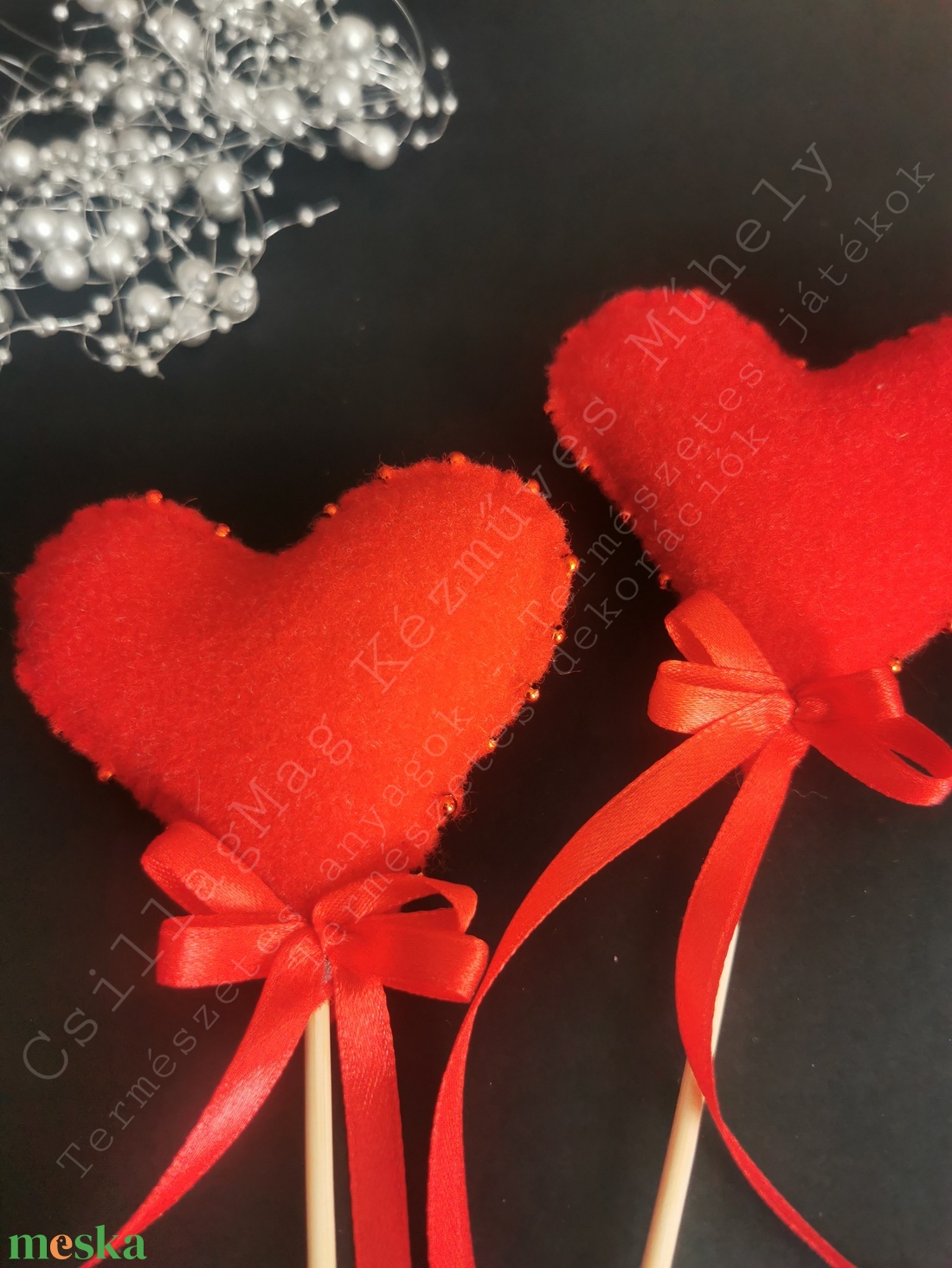 Piros Szív Esküvői Kellék Köszönőajándék Vendégajándék Természetes Anyagok Gyapjúfilc Fa Pálcán Egyedi Dekoráció Ajándék - esküvő - dekoráció - helyszíni dekor - Meska.hu