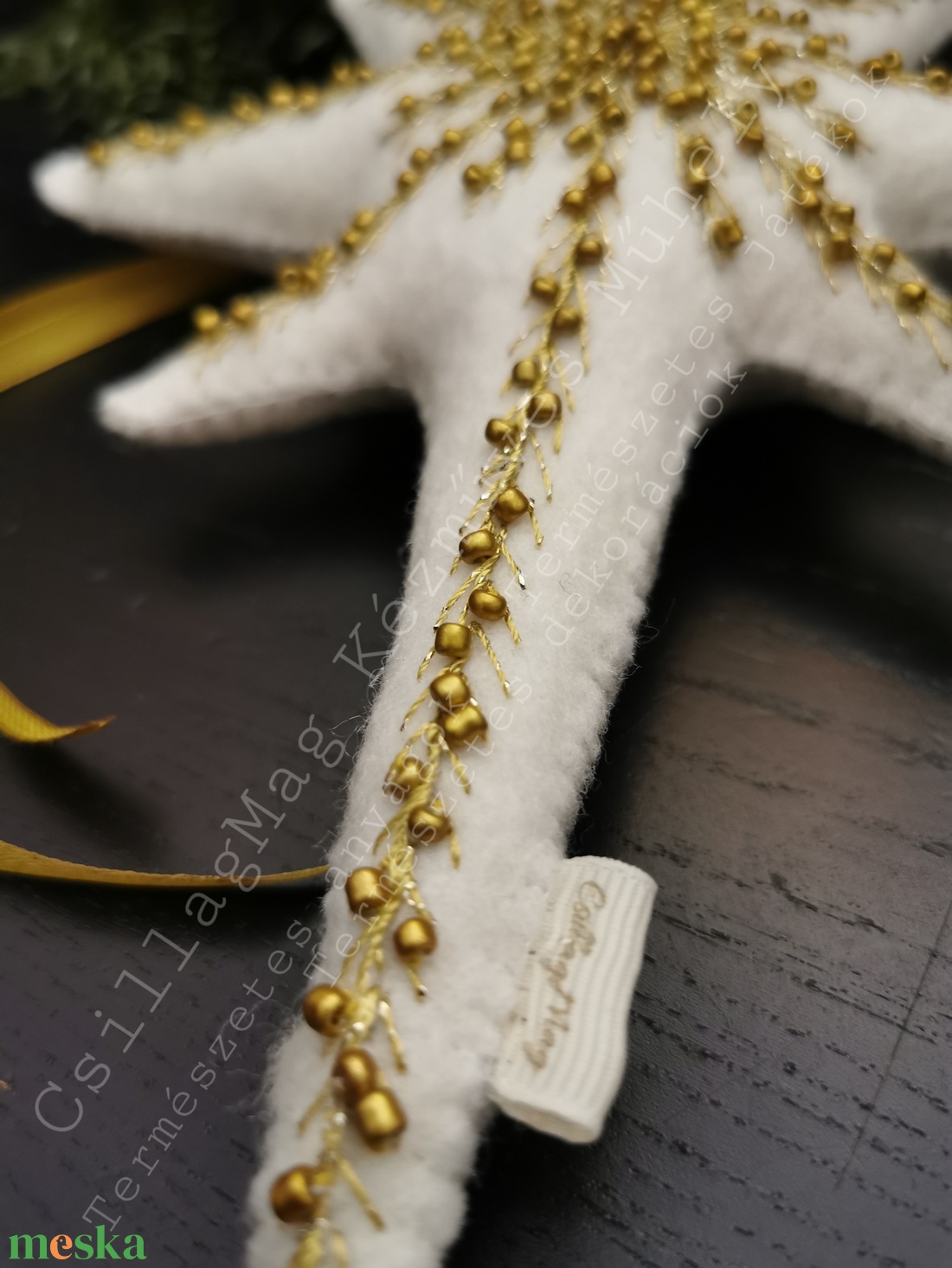 CSILLAGMAG-CSÚCSDÍSZ A KARÁCSONYFA ÉKE TERMÉSZETES ANYAG GYAPJÚFILC GYAPJÚ ARANY HÍMZÉSSEL GYÖNGYÖKKEL SZATÉNSZALAGGAL  - karácsony - karácsonyi lakásdekoráció - karácsonyfadíszek - Meska.hu