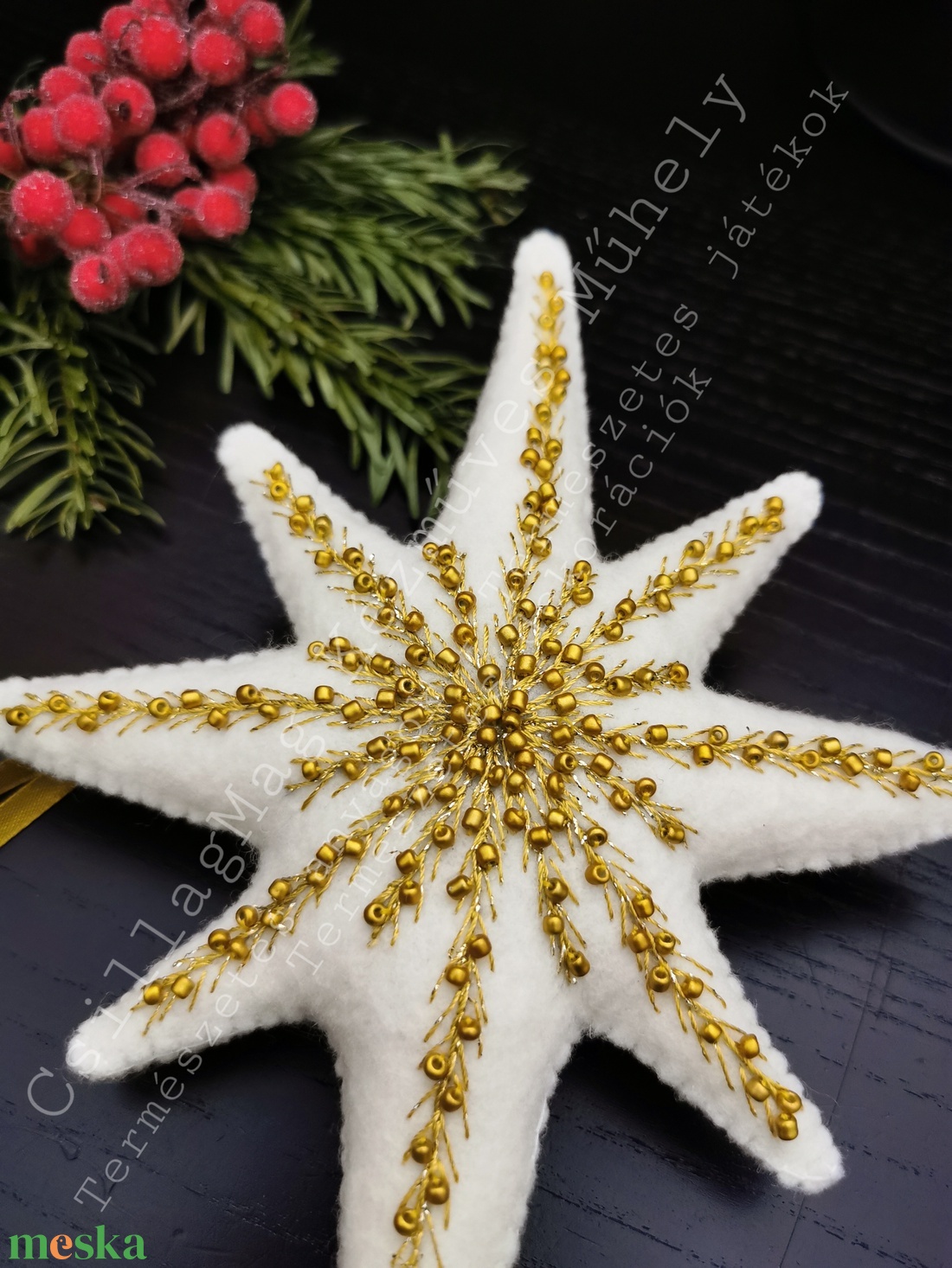CSILLAGMAG-CSÚCSDÍSZ A KARÁCSONYFA ÉKE TERMÉSZETES ANYAG GYAPJÚFILC GYAPJÚ ARANY HÍMZÉSSEL GYÖNGYÖKKEL SZATÉNSZALAGGAL  - karácsony - karácsonyi lakásdekoráció - karácsonyfadíszek - Meska.hu