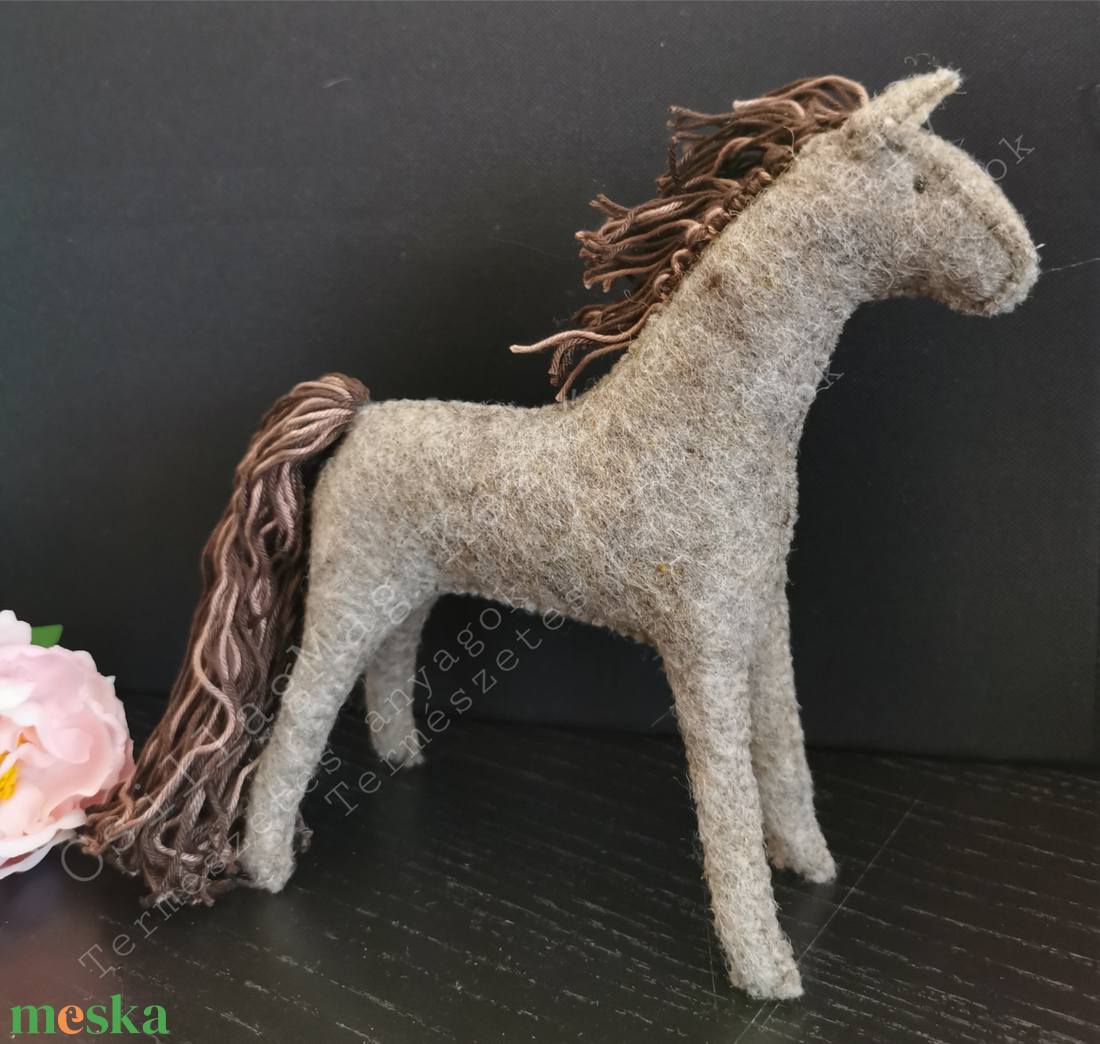 SZÉLJÁRÓ CSILLAGMAG-LOVACSKA EMLÉKŐRZŐ LOVAK FOTÓ ALAPJÁN IS TERMÉSZETES ANYAG GYAPJÚFILC GYAPJÚ 100 % PAMUTFONAL WALDOR - játék & sport - sport és kikapcsolódás - lovaglás - Meska.hu