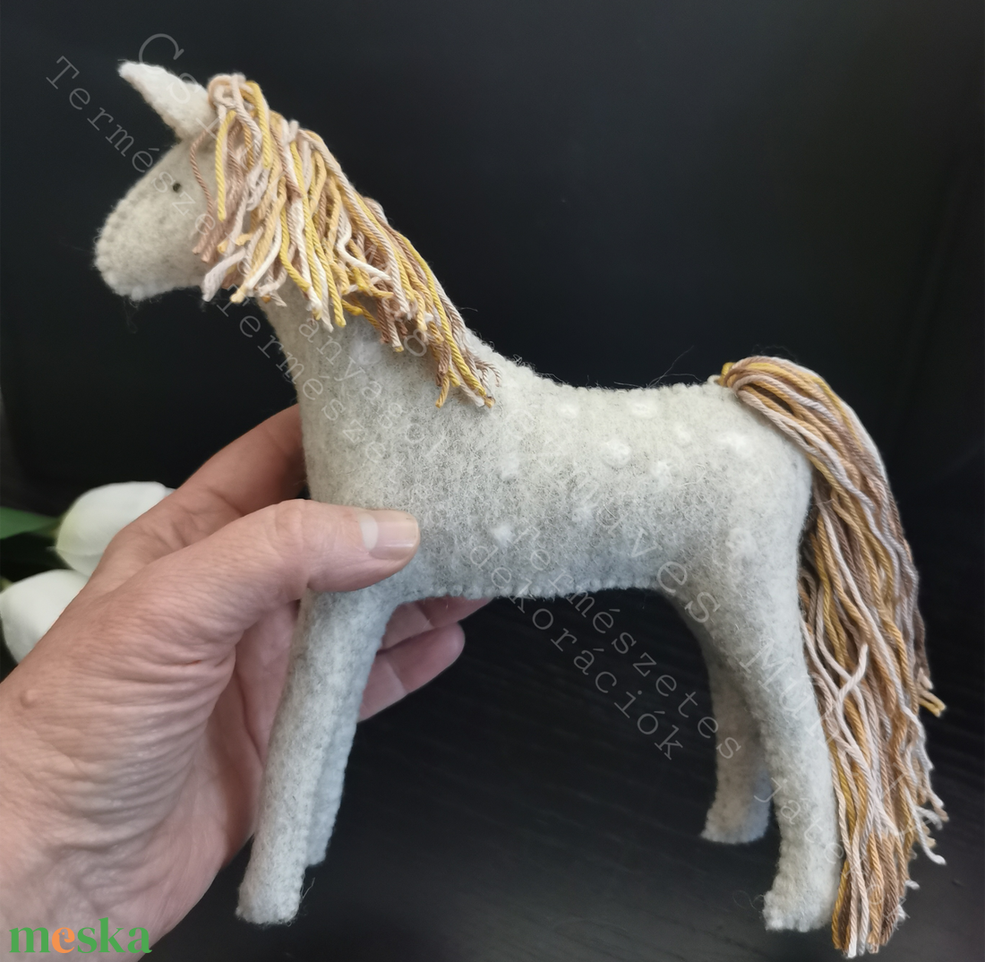 DERES CSILLAGMAG-LOVACSKA EMLÉKŐRZŐ LOVAK FOTÓ ALAPJÁN IS TERMÉSZETES ANYAG GYAPJÚFILC GYAPJÚ 100 % PAMUTFONAL WALDOR - játék & sport - sport és kikapcsolódás - lovaglás - Meska.hu