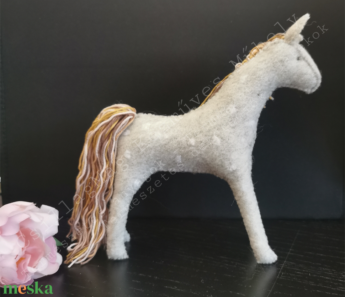 DERES CSILLAGMAG-LOVACSKA EMLÉKŐRZŐ LOVAK FOTÓ ALAPJÁN IS TERMÉSZETES ANYAG GYAPJÚFILC GYAPJÚ 100 % PAMUTFONAL WALDOR - játék & sport - sport és kikapcsolódás - lovaglás - Meska.hu