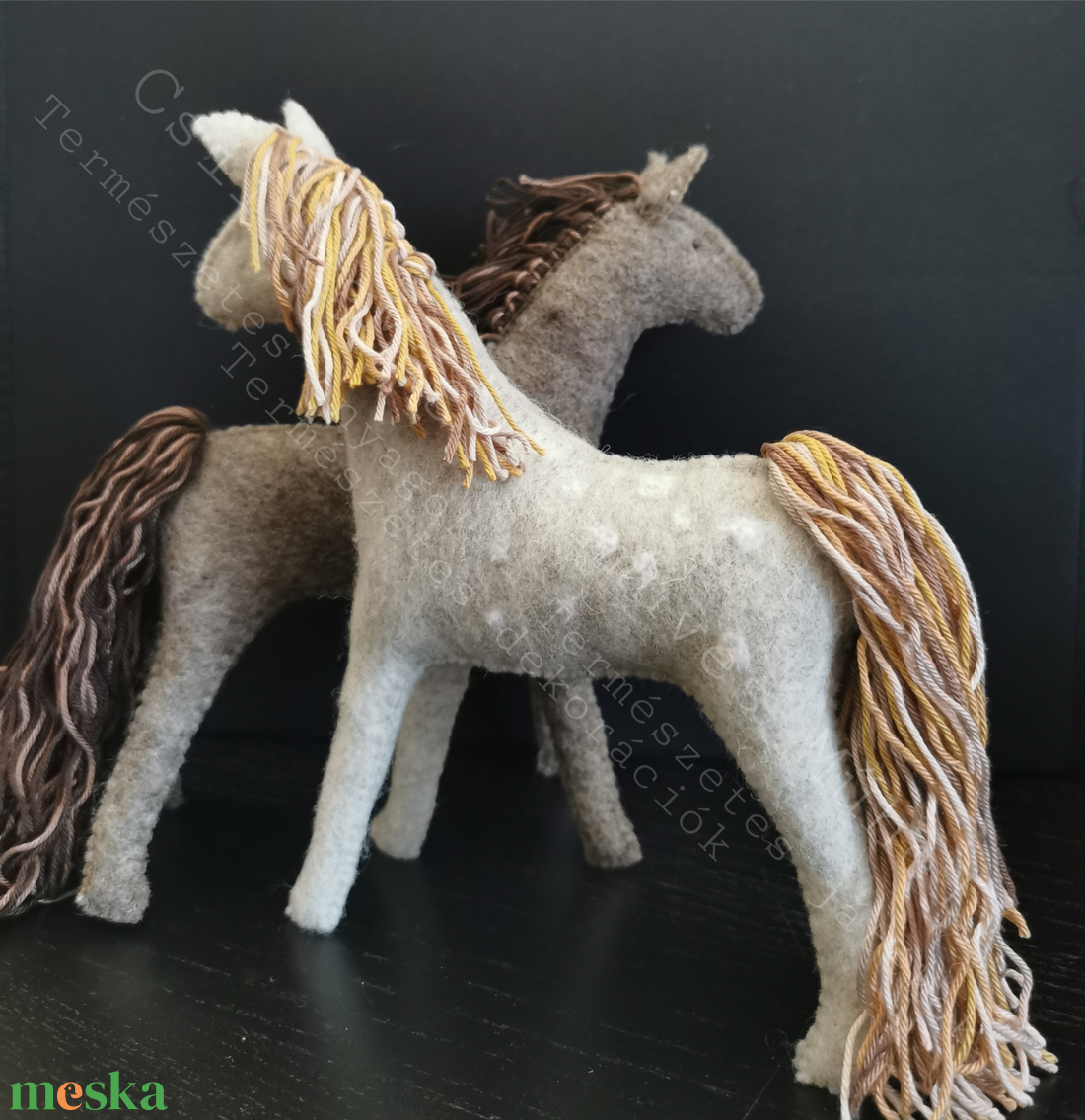DERES ÉS SZÉLJÁRÓ EMLÉKŐRZŐ LOVAK 2 DB/SZETT FOTÓ ALAPJÁN IS TERMÉSZETES ANYAG GYAPJÚFILC GYAPJÚ 100 % PAMUTFONAL EGYEDI - játék & sport - sport és kikapcsolódás - lovaglás - Meska.hu