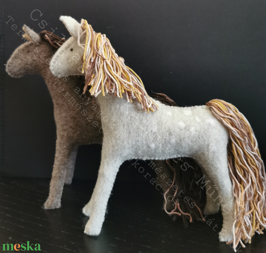 DERES ÉS SZÉLJÁRÓ EMLÉKŐRZŐ LOVAK 2 DB/SZETT FOTÓ ALAPJÁN IS TERMÉSZETES ANYAG GYAPJÚFILC GYAPJÚ 100 % PAMUTFONAL EGYEDI - játék & sport - sport és kikapcsolódás - lovaglás - Meska.hu