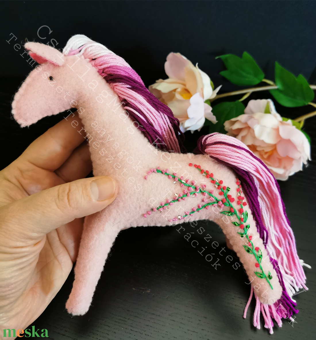 CSILLAGFÜRT HÍMZÉSSEL GYÖNGYÖKKEL DÍSZÍTETT GYAPJÚFILC CSILLAGMAG-LOVACSKA TERMÉSZETES ANYAG GYAPJÚFILC GYAPJÚ WALDORF  - játék & sport - plüssállat & játékfigura - ló - Meska.hu