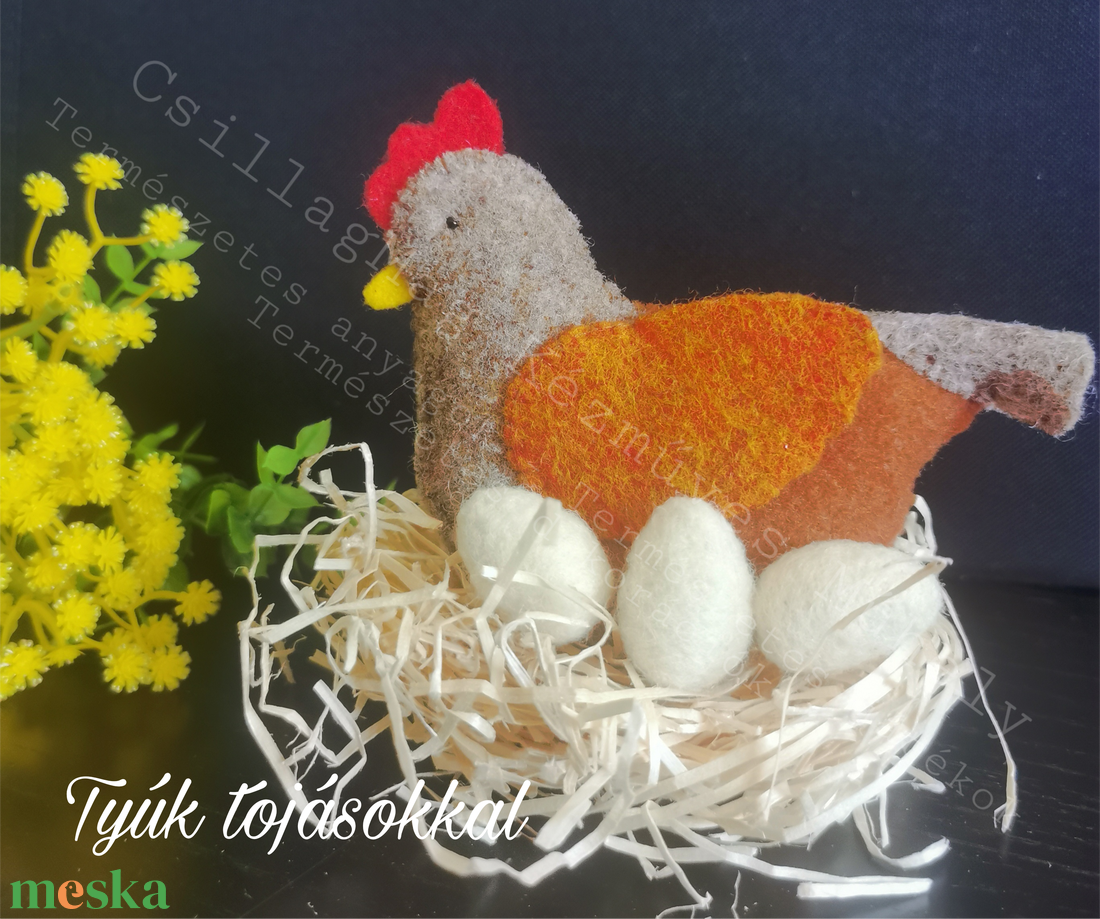 TYÚK TOJÁSOKKAL FÉSZEKKEL 5 DB/SZETT VIDÁM TAVASZI HÚSVÉTI DEKORÁCIÓ TERMÉSZETES EGYEDI JÁTÉK GYAPJÚFILC GYAPJÚ WALDORF  - ünnepi díszek, dekorációk - húsvéti díszek és dekorációk - húsvéti ablakdíszek - Meska.hu