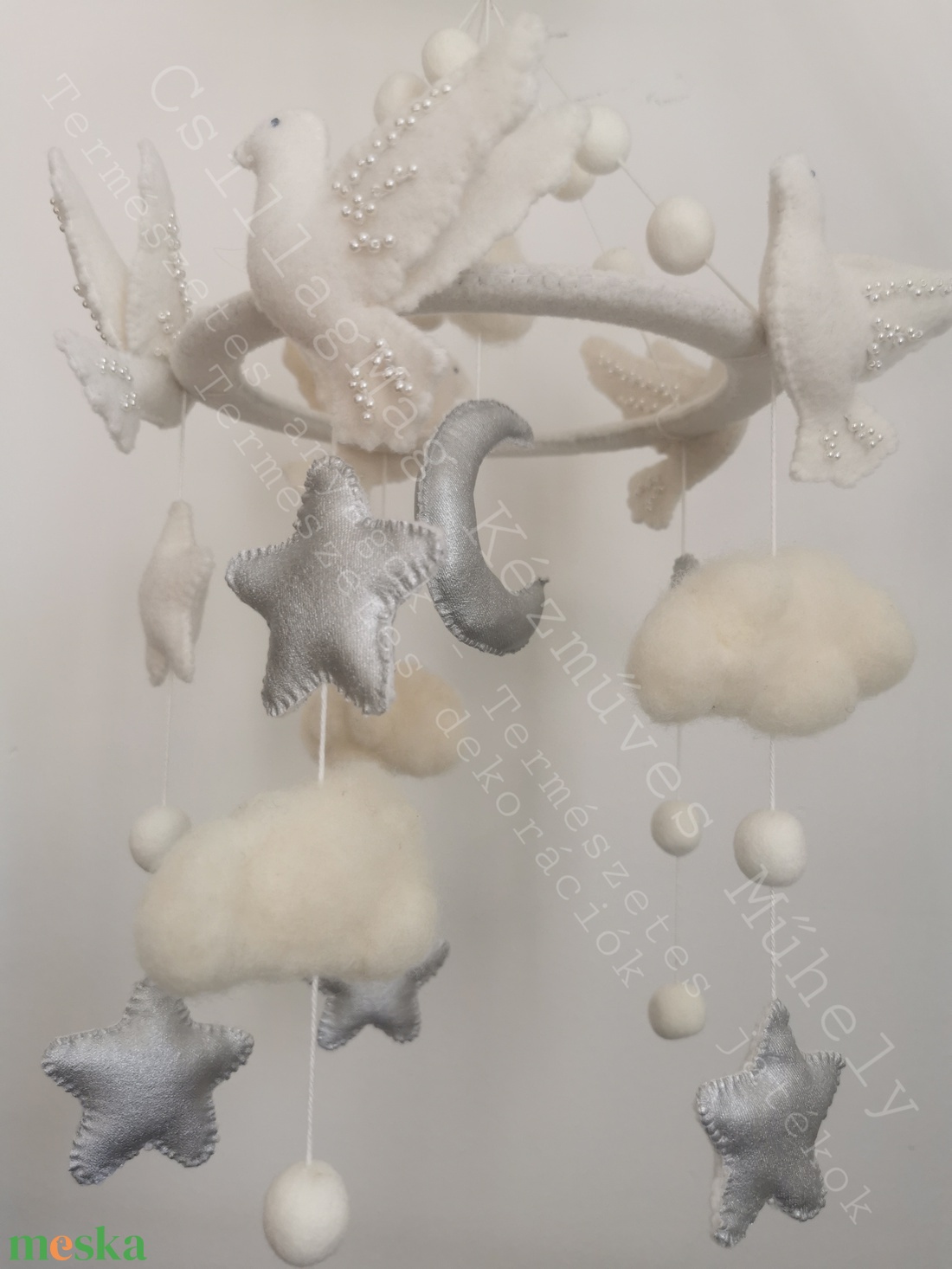 Álomba Ringató Babaforgó Kiságyforgó Mobil Hófehér Galambok Felhők Csillagok Hold Ezüst Csillogás Natúr Színek Természet - baba - mama - baba játékok - kiságyforgó - Meska.hu