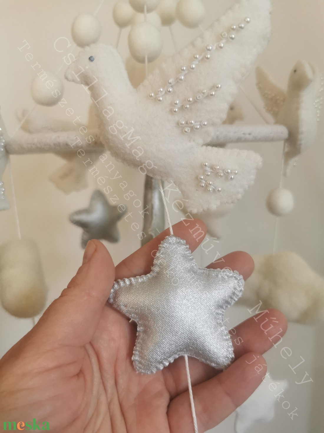 Álomba Ringató Babaforgó Kiságyforgó Mobil Hófehér Galambok Felhők Csillagok Hold Ezüst Csillogás Natúr Színek Természet - baba - mama - baba játékok - kiságyforgó - Meska.hu