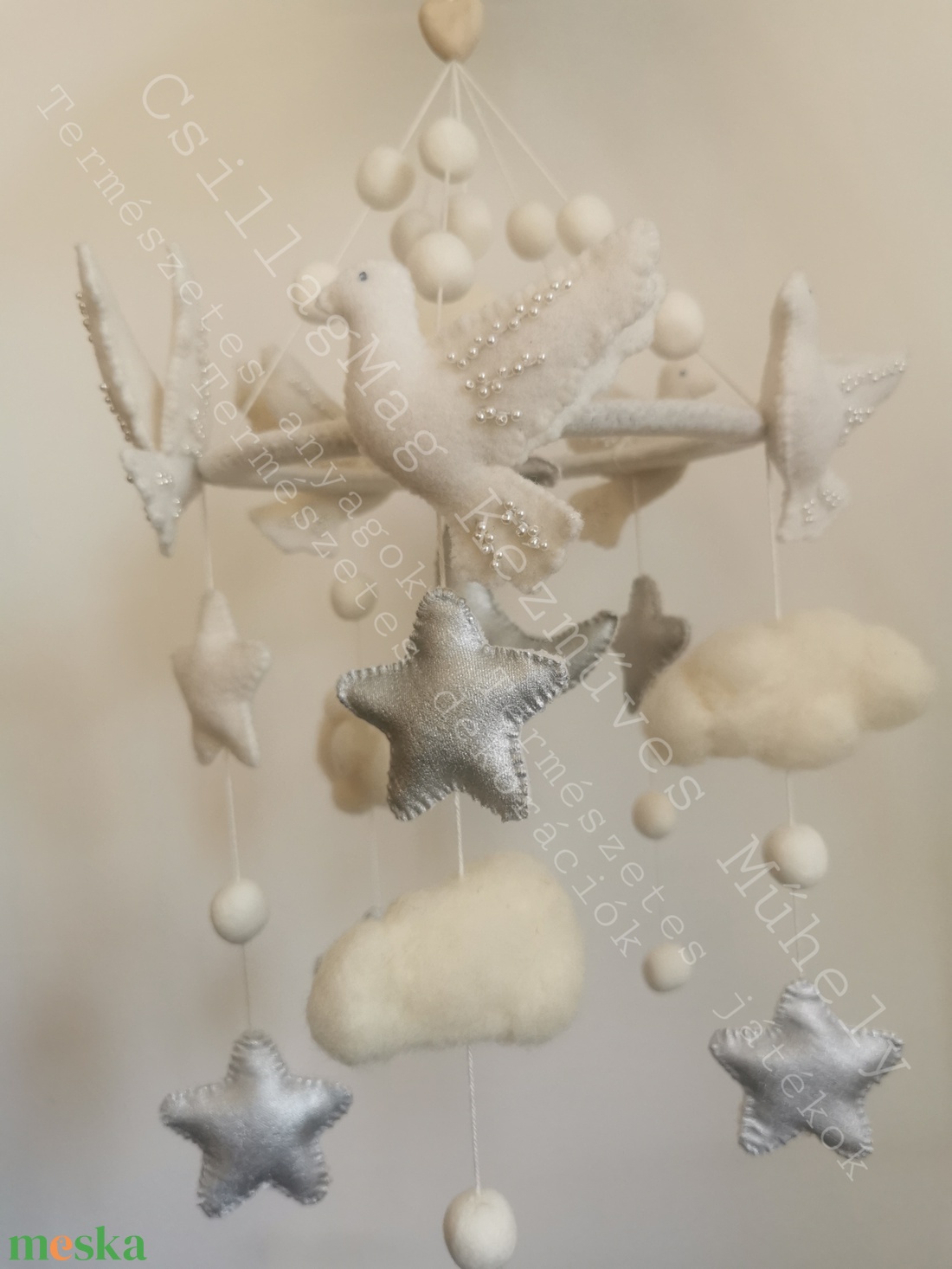 Álomba Ringató Babaforgó Kiságyforgó Mobil Hófehér Galambok Felhők Csillagok Hold Ezüst Csillogás Natúr Színek Természet - baba - mama - baba játékok - kiságyforgó - Meska.hu