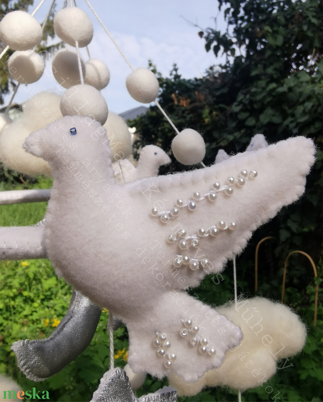 Álomba Ringató Babaforgó Kiságyforgó Mobil Hófehér Galambok Felhők Csillagok Hold Ezüst Csillogás Natúr Színek Természet - baba - mama - baba játékok - kiságyforgó - Meska.hu