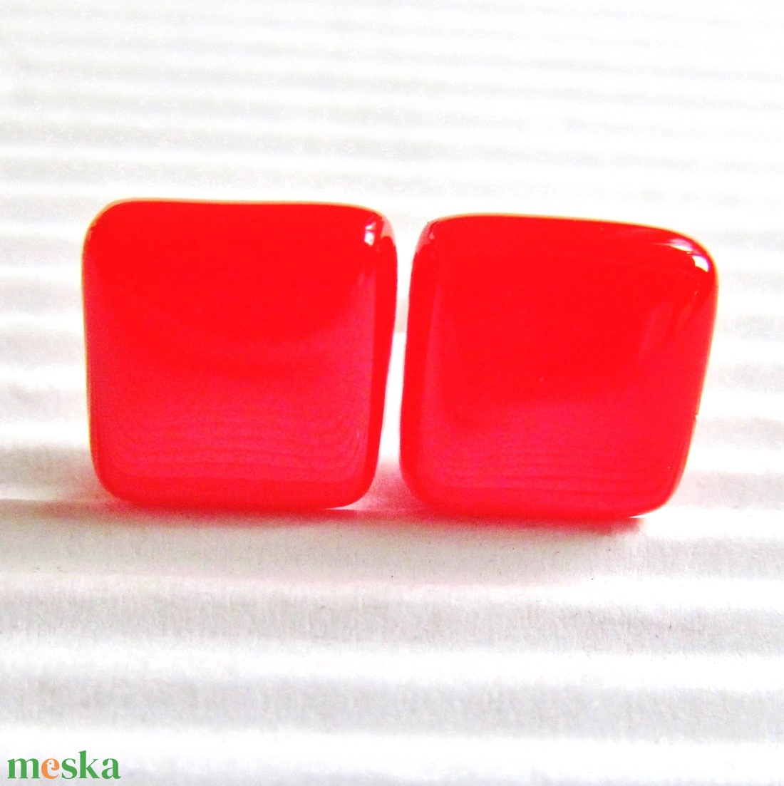 Ferrari piros kocka üveg fülbevaló, ORVOSI FÉM, üvegékszer - ékszer - fülbevaló - pötty fülbevaló - Meska.hu