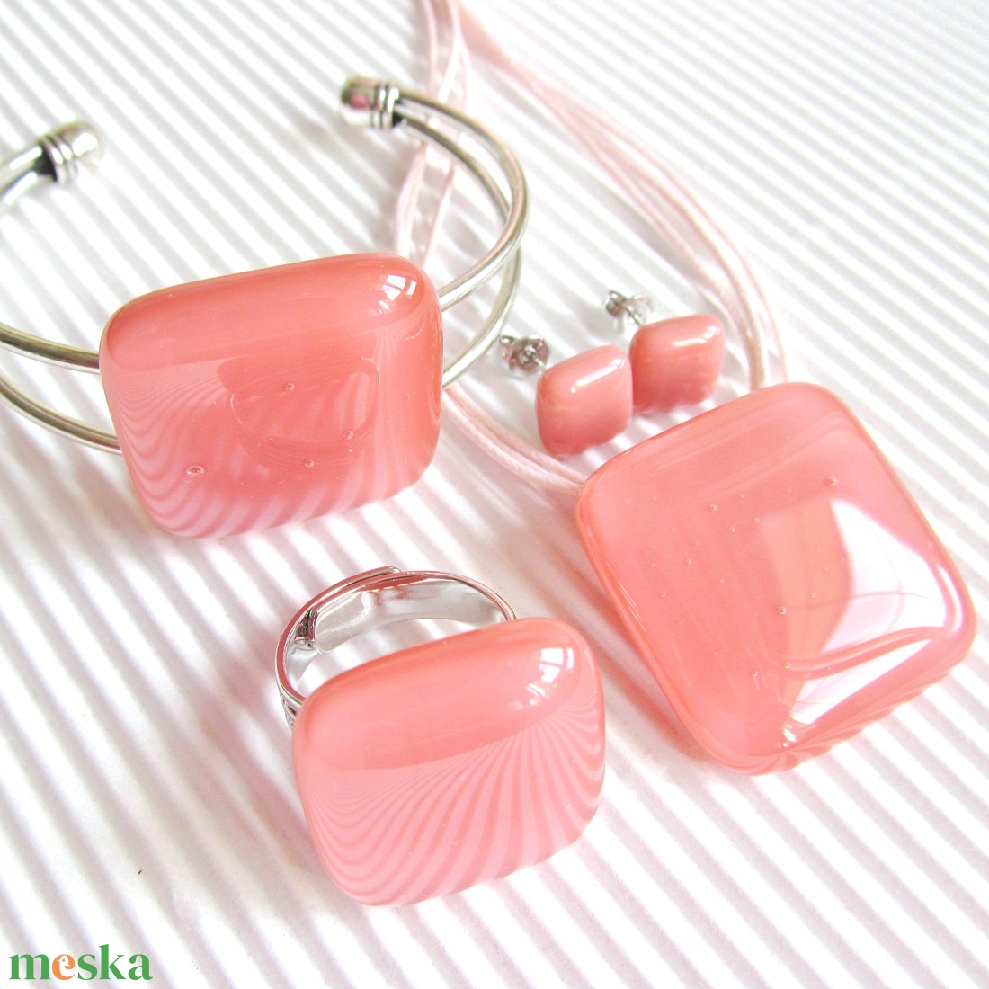 Lazacrózsaszín kocka üveg gyűrű és fülbevaló, üvegékszer szett -  - Meska.hu