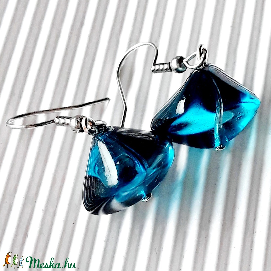 Óceánmély üveggyöngy lógós fülbevaló rozsdamentes acél akasztón, üveggyöngy ékszer - ékszer - fülbevaló - lógó fülbevaló - Meska.hu