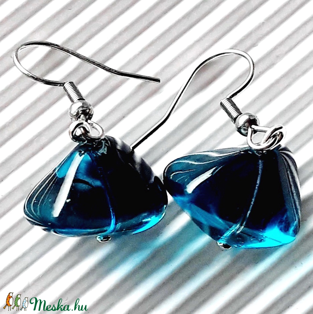 Óceánmély üveggyöngy lógós fülbevaló rozsdamentes acél akasztón, üveggyöngy ékszer - ékszer - fülbevaló - lógó fülbevaló - Meska.hu