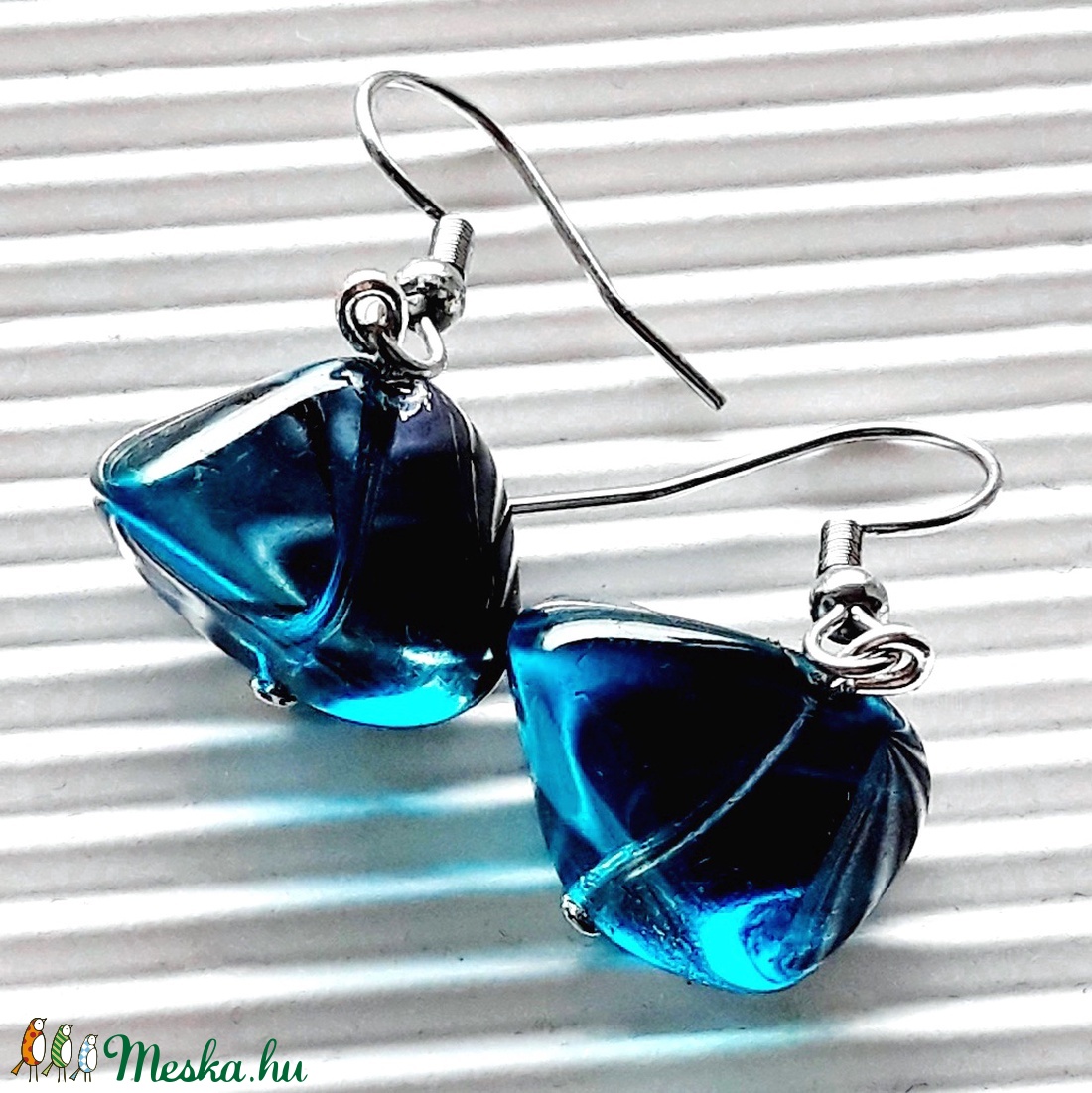 Óceánmély üveggyöngy lógós fülbevaló rozsdamentes acél akasztón, üveggyöngy ékszer - ékszer - fülbevaló - lógó fülbevaló - Meska.hu